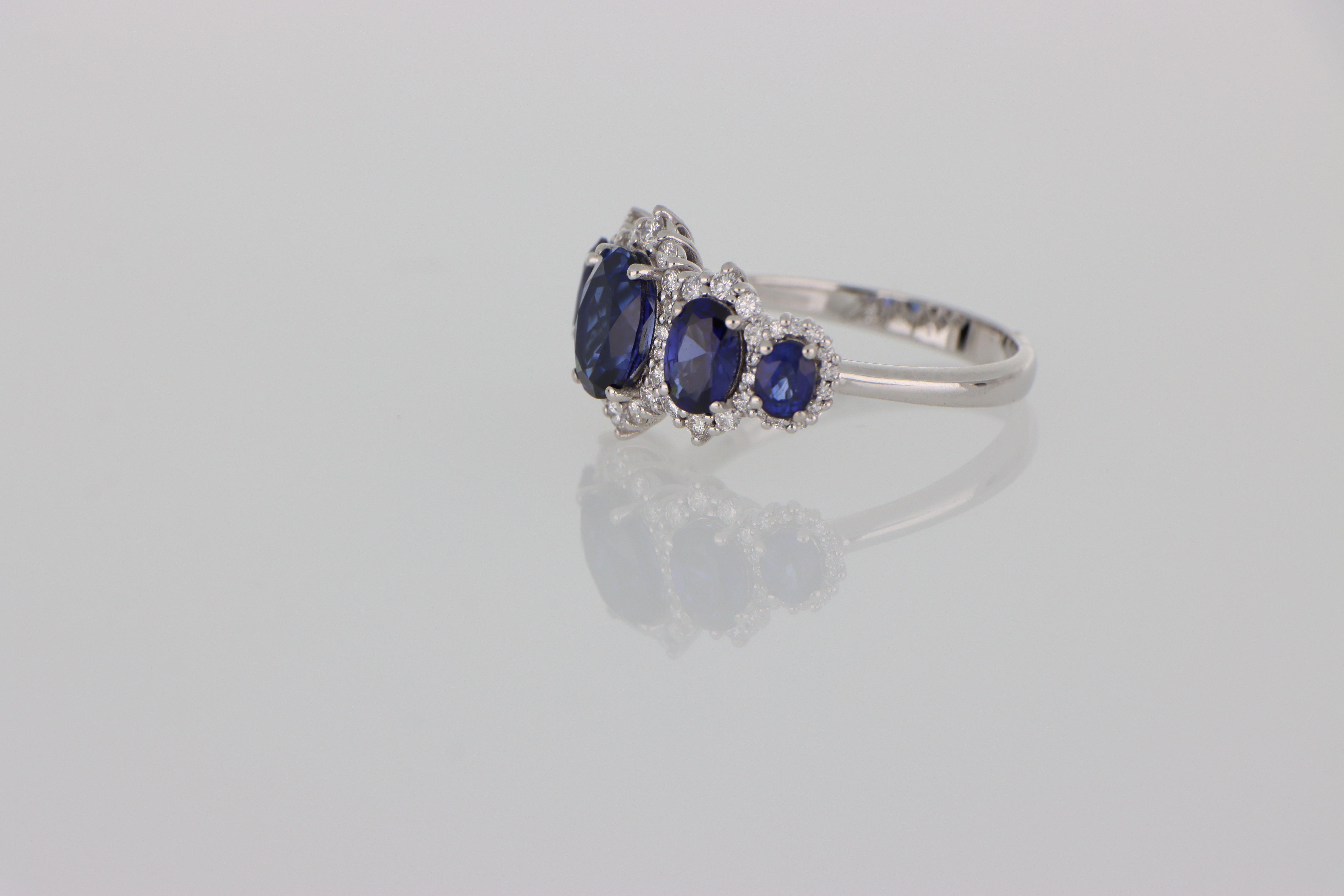 Edoardiano Anello Fedina Oro Cinque Pietre Zaffiri Ovali 3.14 ct Diamanti Orsini Retrò in vendita