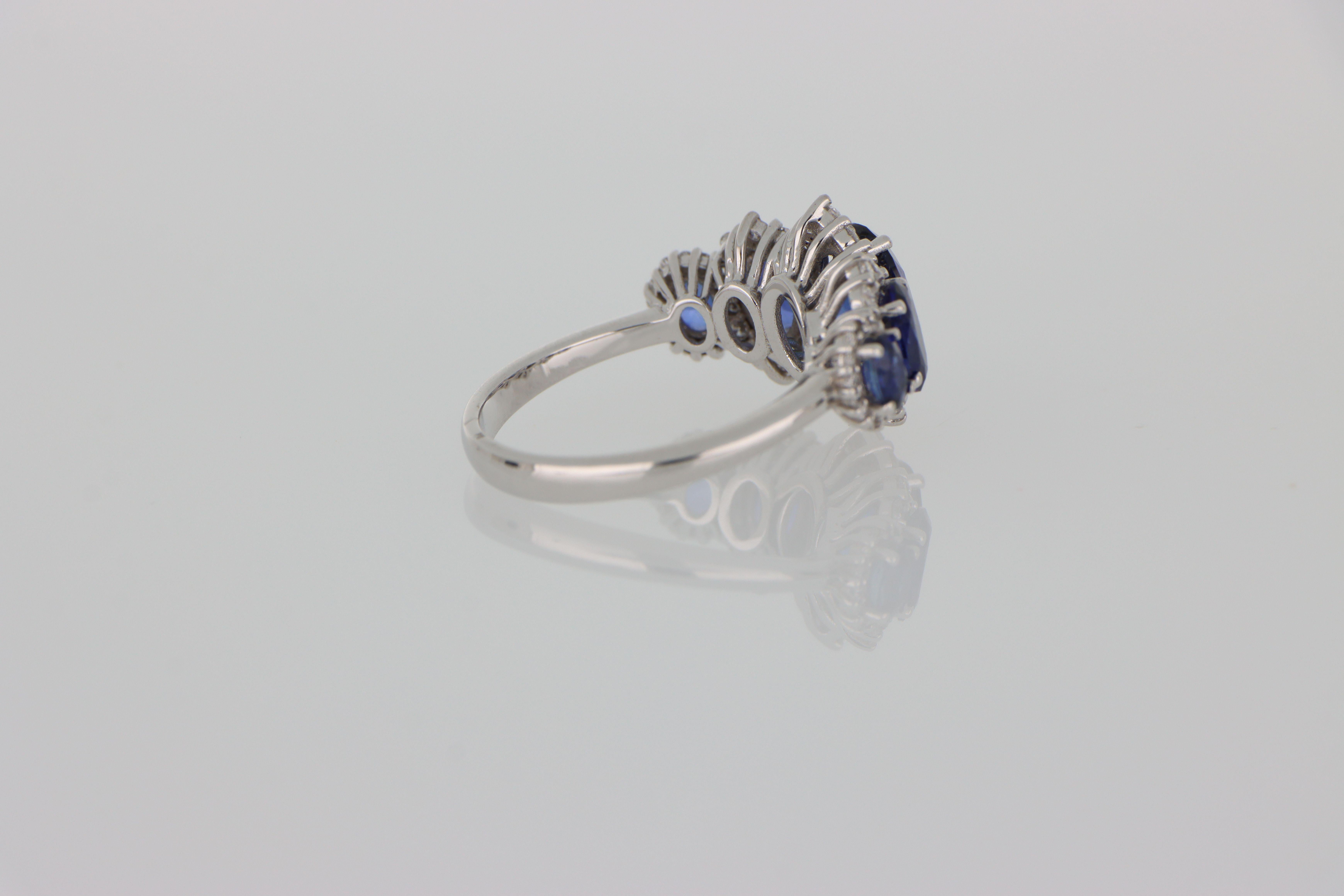 Anello Fedina Oro Cinque Pietre Zaffiri Ovali 3.14 ct Diamanti Orsini Retrò In condizioni Nuovo in vendita a Valenza, IT
