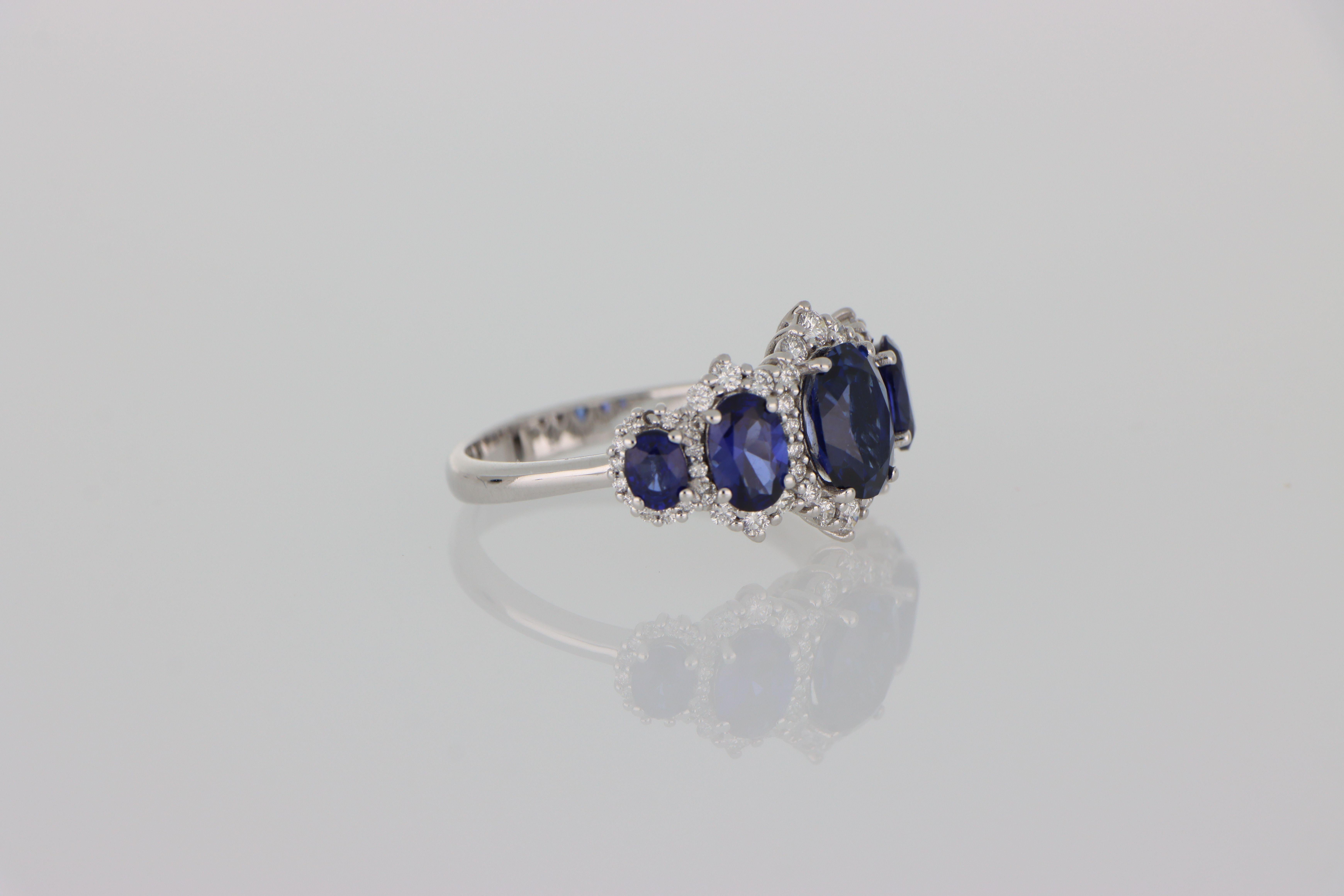 Donna Anello Fedina Oro Cinque Pietre Zaffiri Ovali 3.14 ct Diamanti Orsini Retrò in vendita