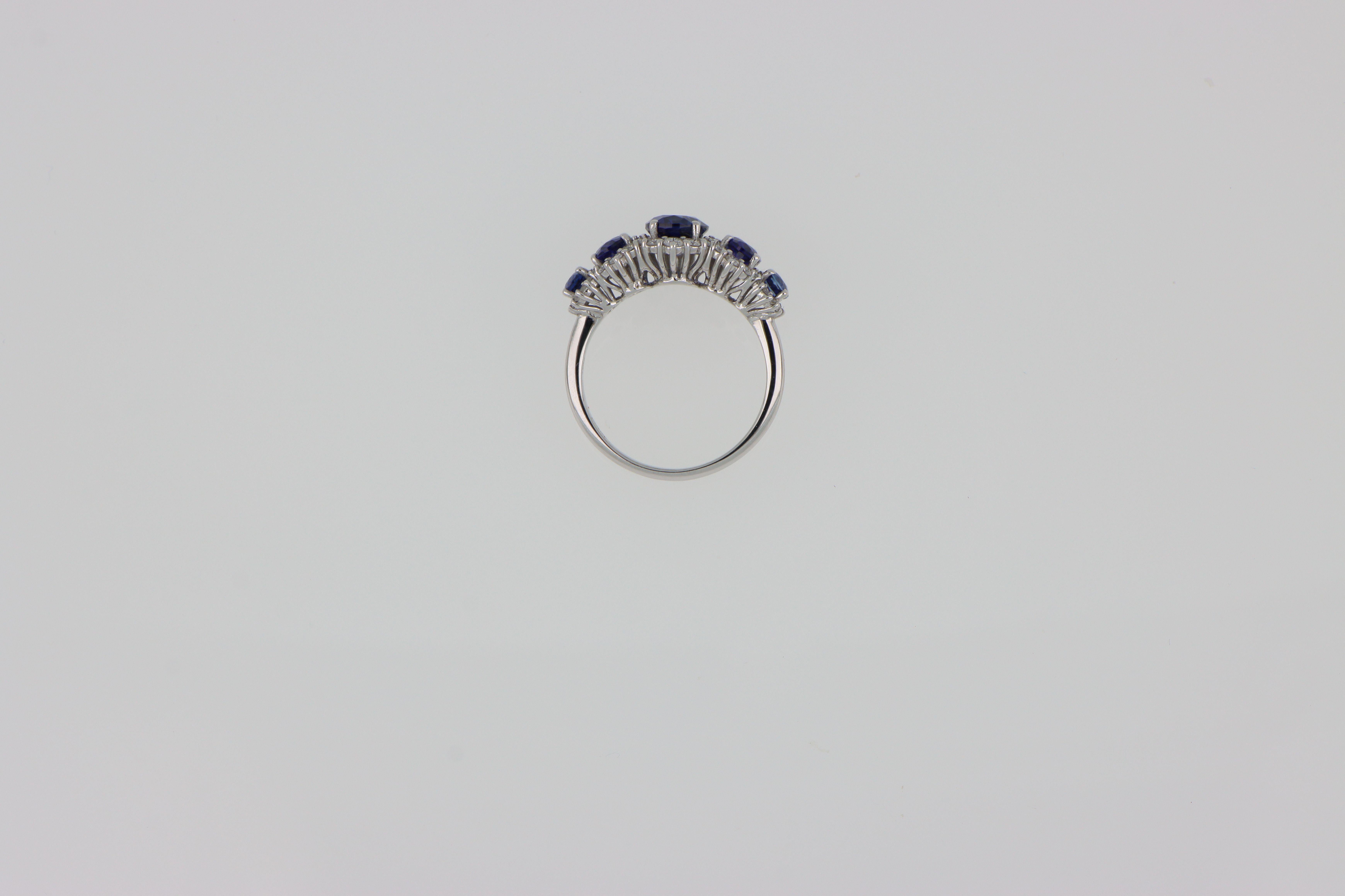 Anello Fedina Oro Cinque Pietre Zaffiri Ovali 3.14 ct Diamanti Orsini Retrò in vendita 2