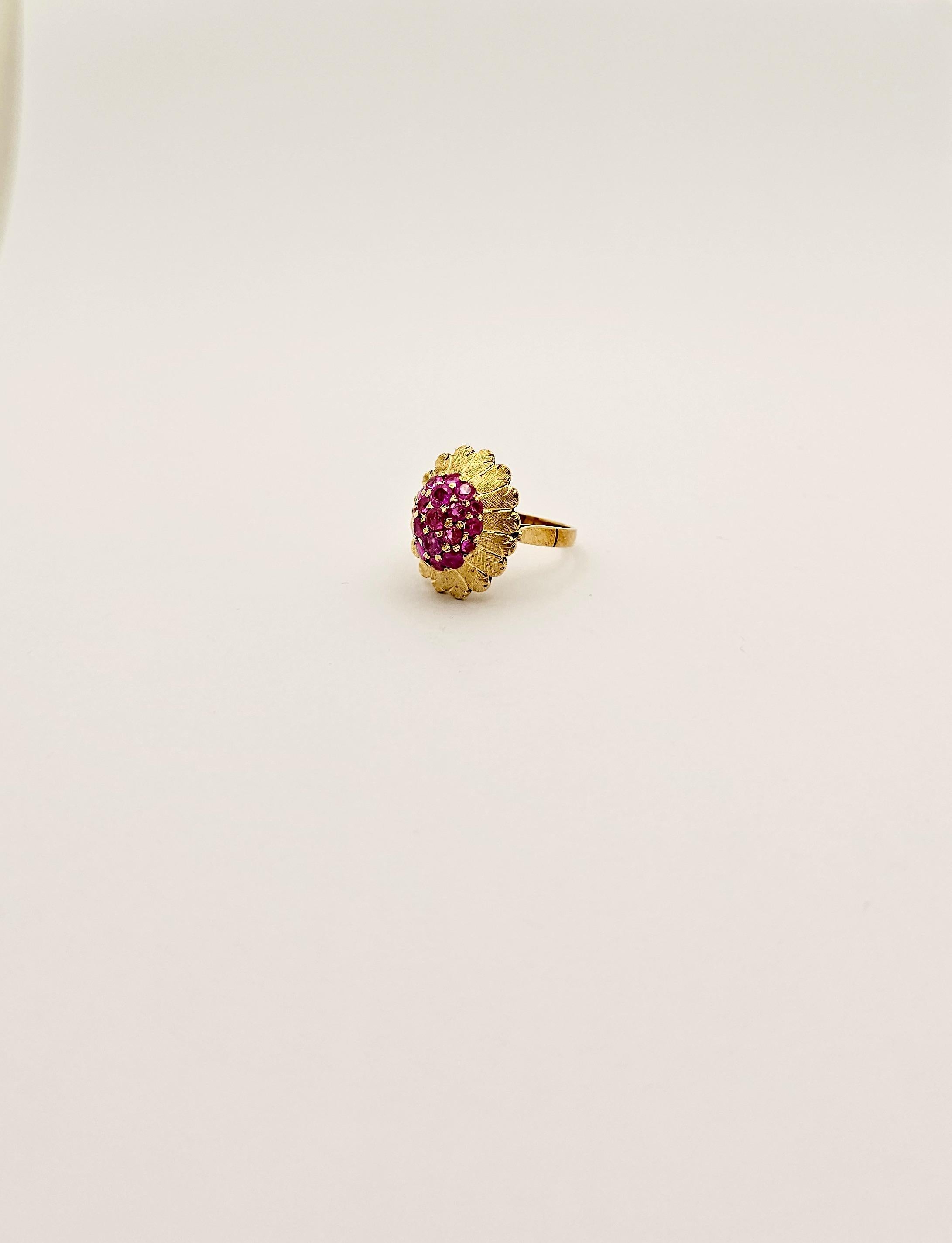 Bague datant des années 1960 en or jaune massif 18Kt.
Son poids est de 7,10 grammes.
Ce bijou artisanal présente une forme florale où l'or est travaillé de manière satinée et une partie centrale de forme ovale en saphirs roses à la couleur vive et