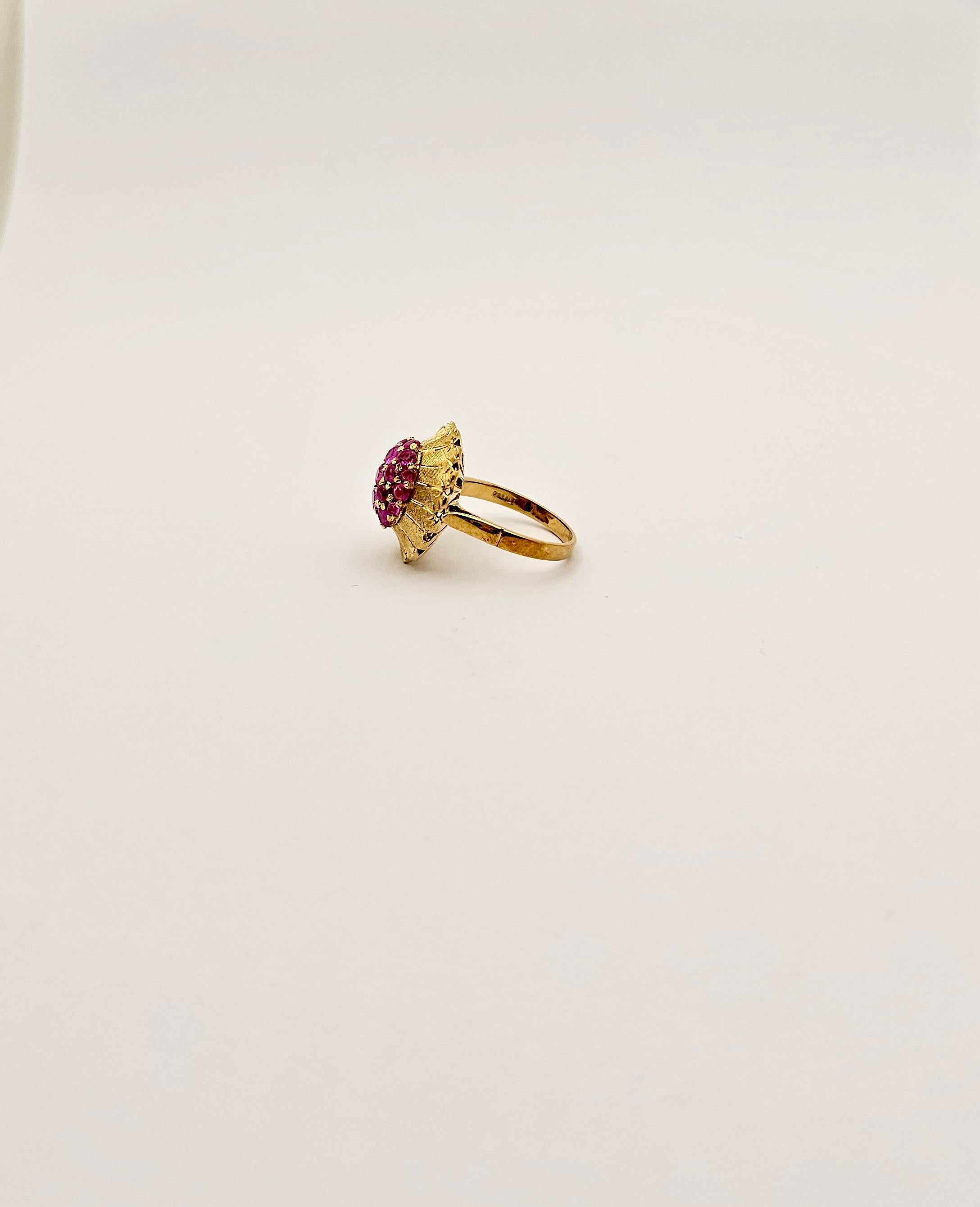 Arts and Crafts Bague fleur en or jaune 18Kt et saphirs roses en vente