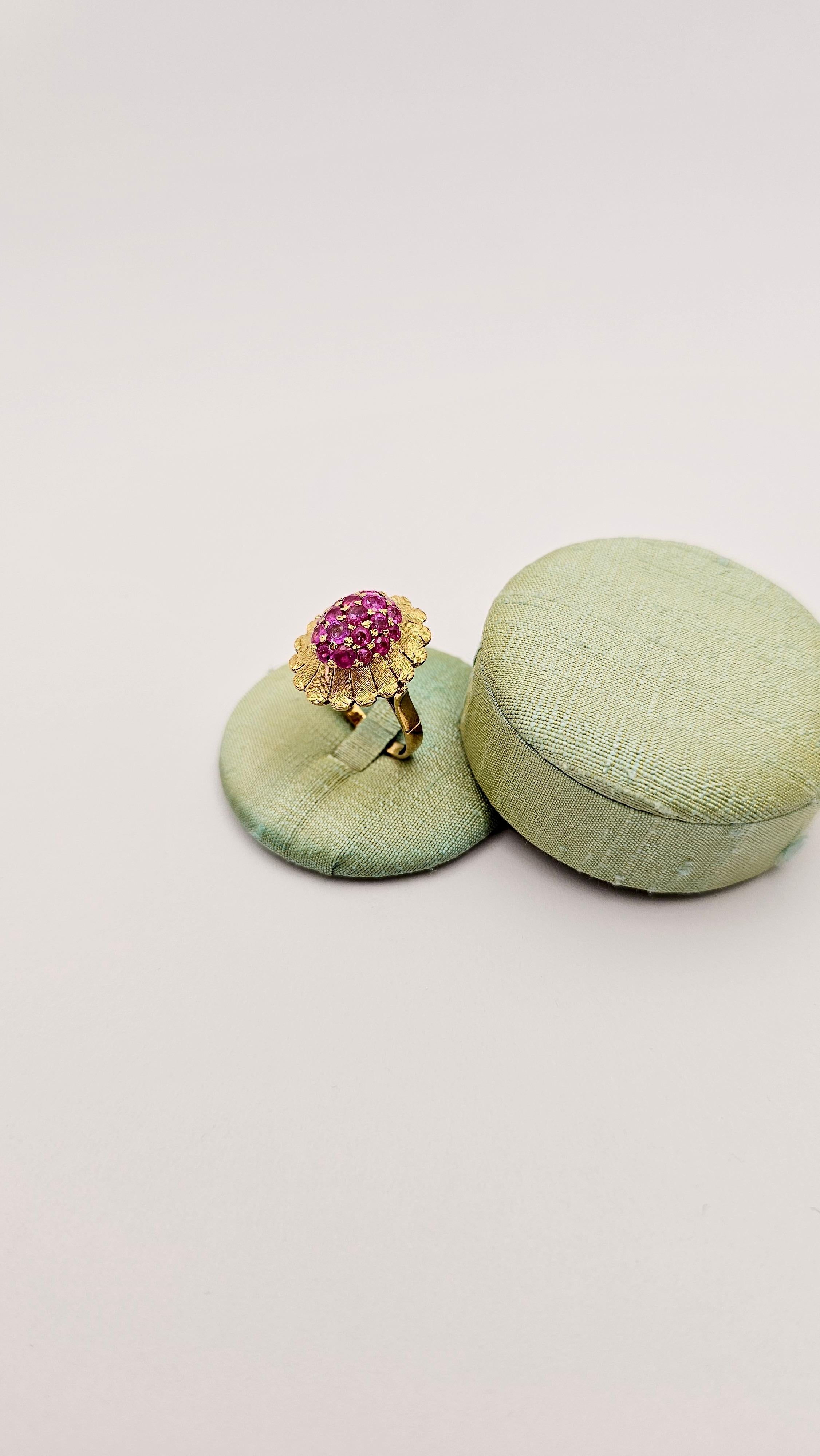 Bague fleur en or jaune 18Kt et saphirs roses Pour hommes en vente