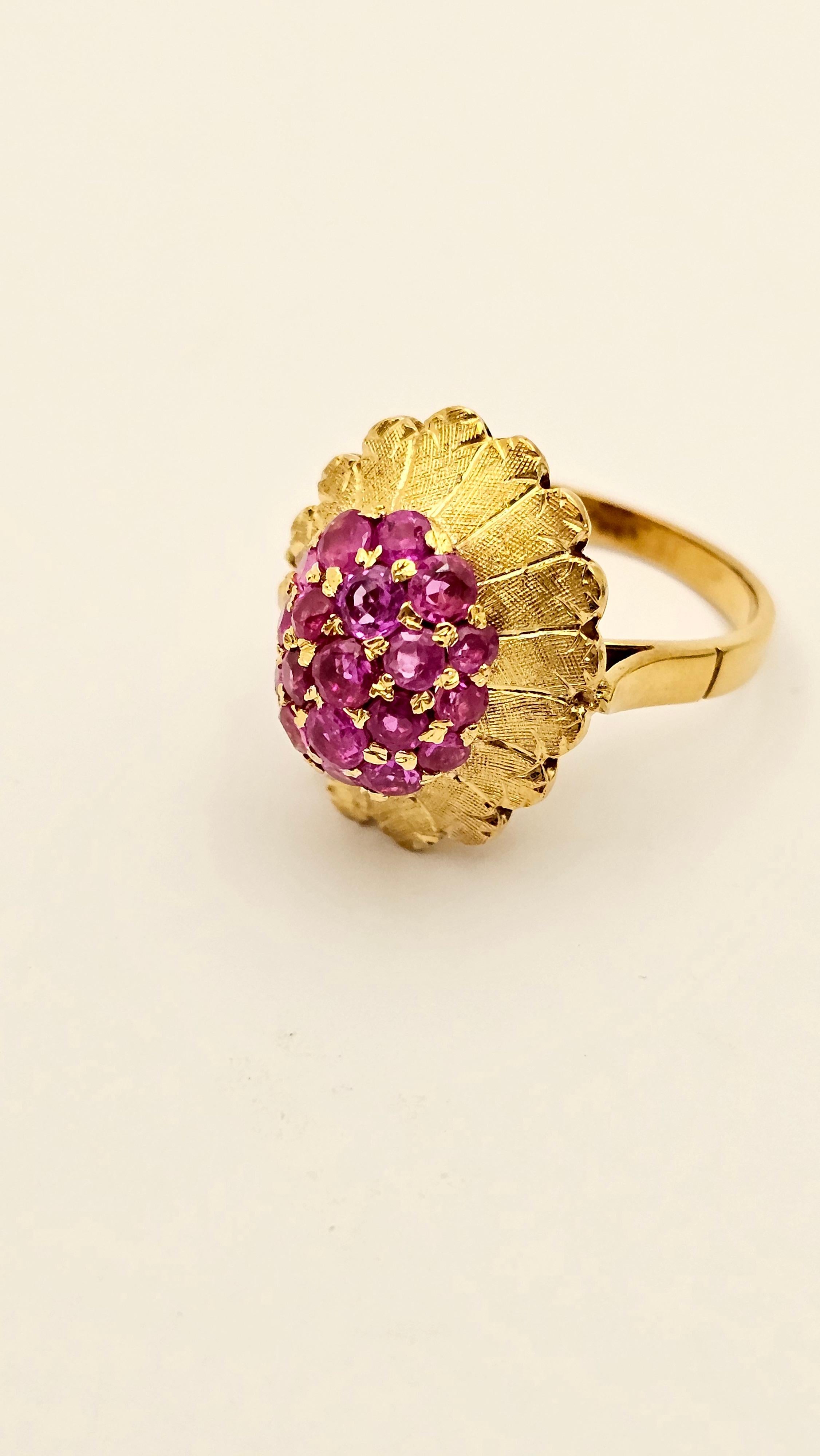 Bague fleur en or jaune 18Kt et saphirs roses en vente 2
