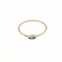Anello forma navette in oro bianco 9k con zaffiro