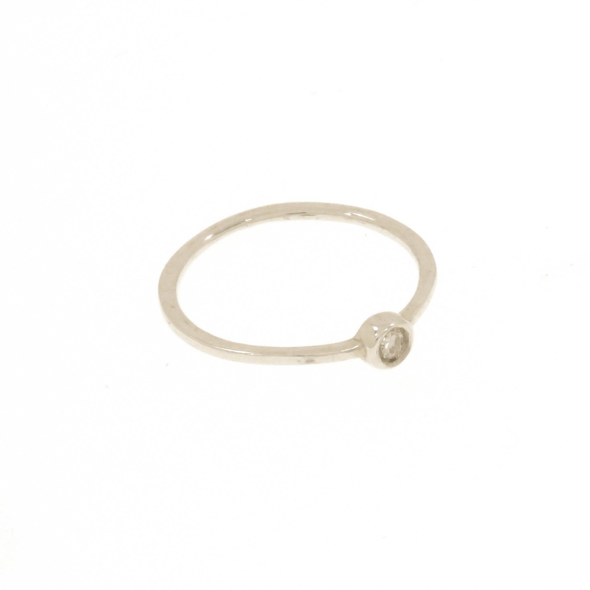 Contemporary Anello forma tondo in oro bianco 9k con diamante 0.04 ct. For Sale