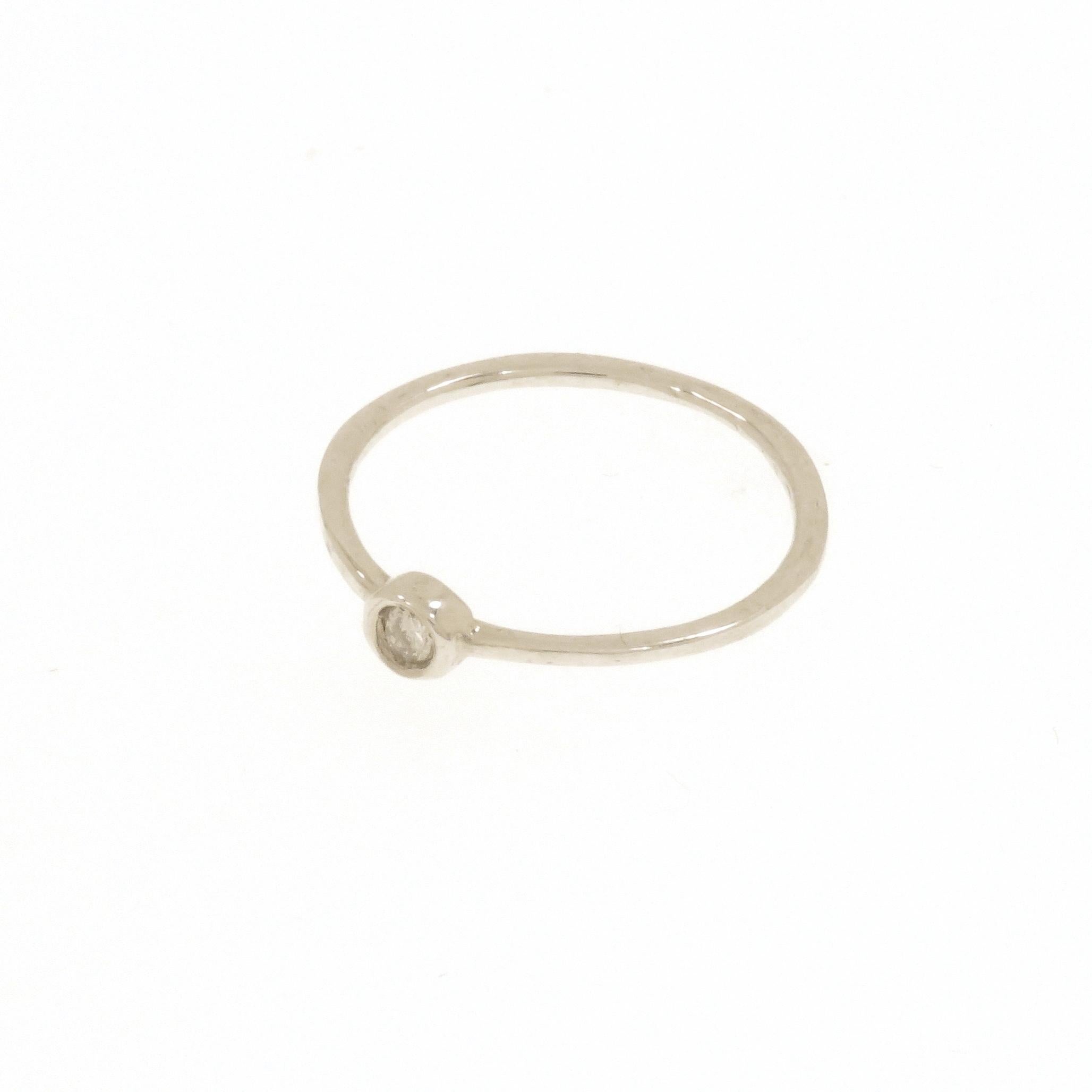 Brilliant Cut Anello forma tondo in oro bianco 9k con diamante 0.04 ct. For Sale