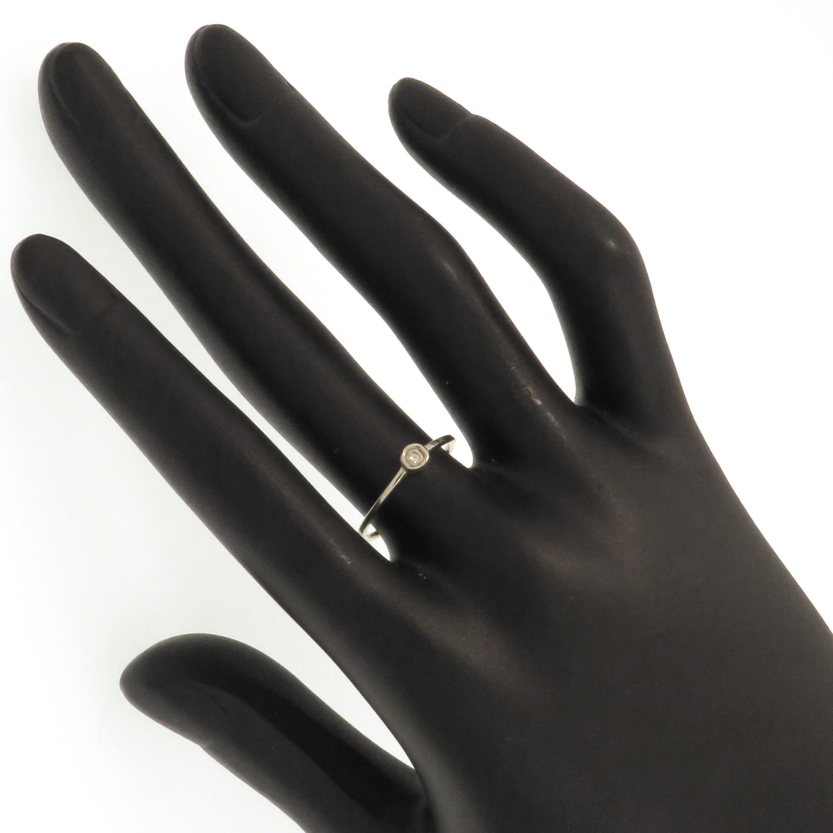 Anello forma tondo in oro bianco 9k con diamante 0.04 ct. In condizioni Nuovo in vendita a Milano, IT