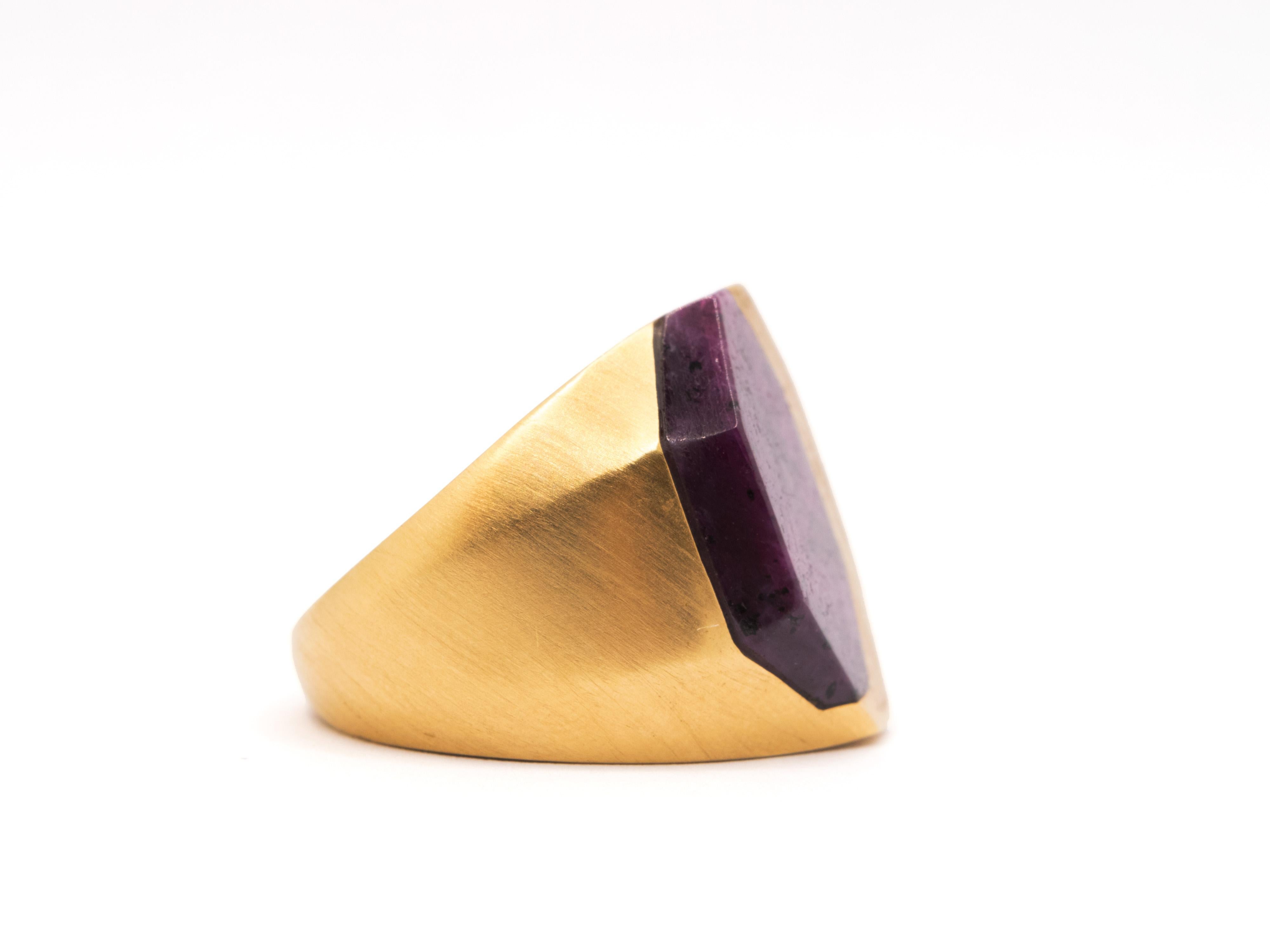 Uno splendido anello, massiccio, in oro rosa 18Kt e rubino .
Questo anello ha un design geometrico molto contemporaneo.
Il taglio del rubino è stato creato appositamente per essere inserito su questo particolare anello creando una forma di ombra