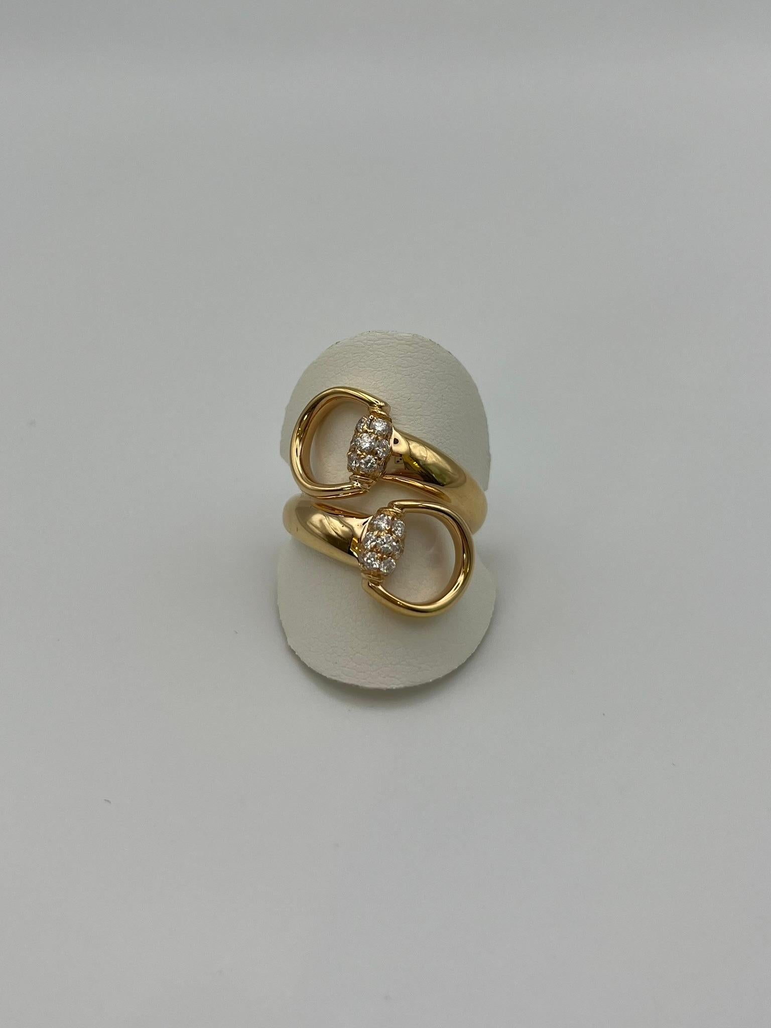 Eleganter Gucci-Ring aus 18-karätigem Roségold und natürlichen Diamanten im Brillantschliff mit einem Gesamtgewicht von 0,44 ct. aus der berühmten Horsebit-Kollektion. Italienische Herstellung, einzigartiges Design, das dem Ruf des Florentiner