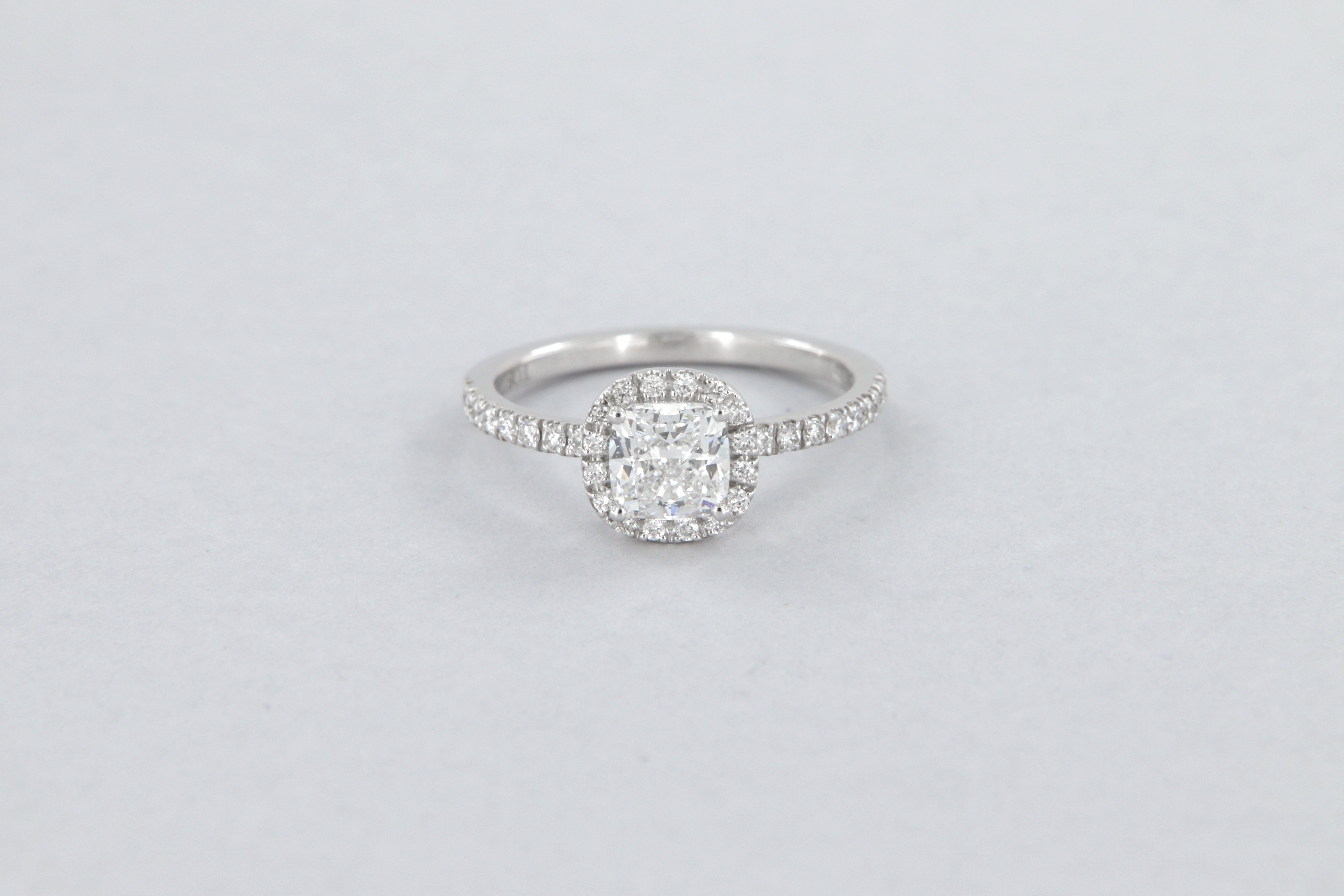 Bague de fiançailles avec halo en diamant coussin de 1,01 carat certifié GIA en vente 4