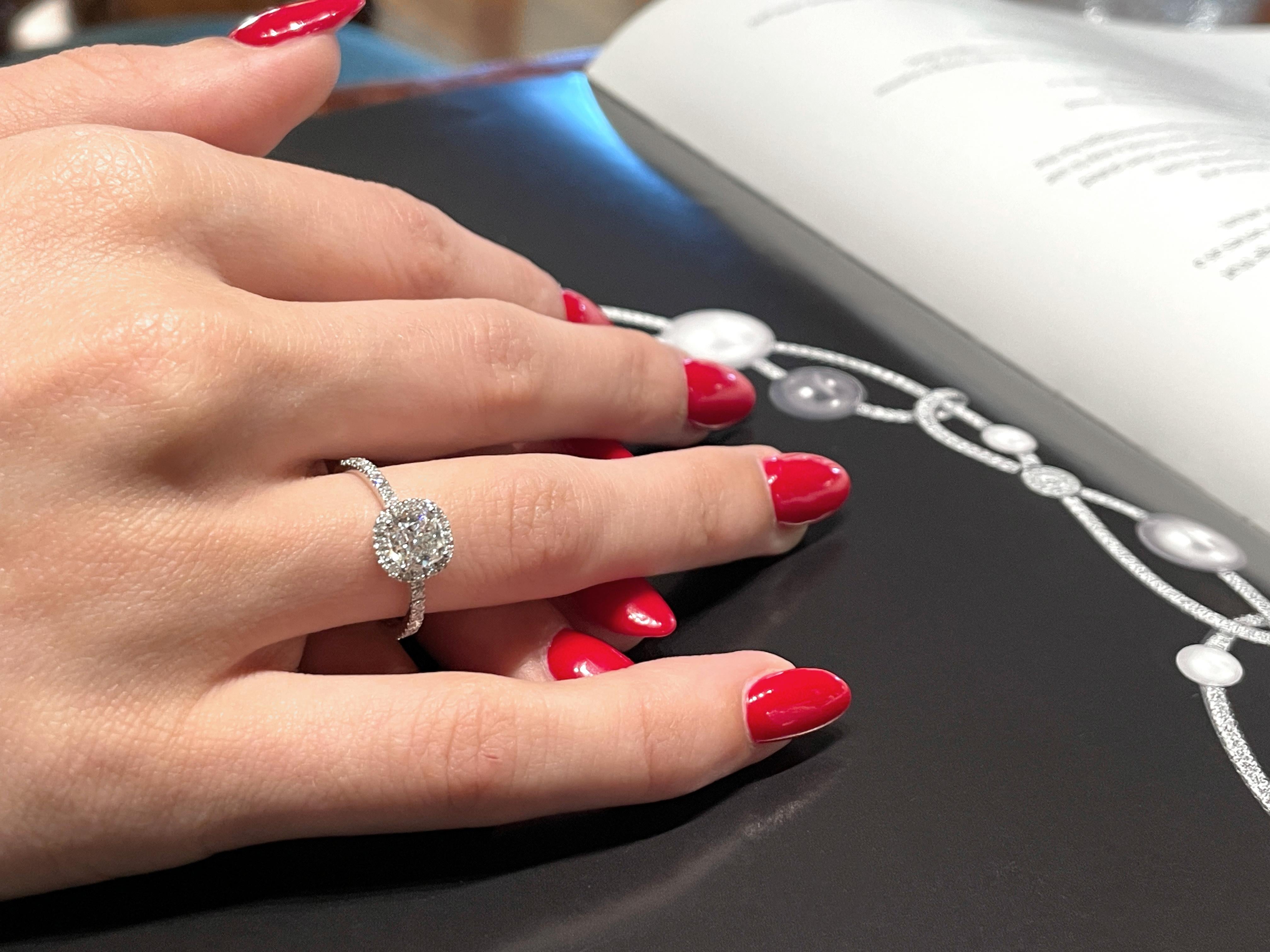 Bague de fiançailles avec halo en diamant coussin de 1,01 carat certifié GIA en vente 5
