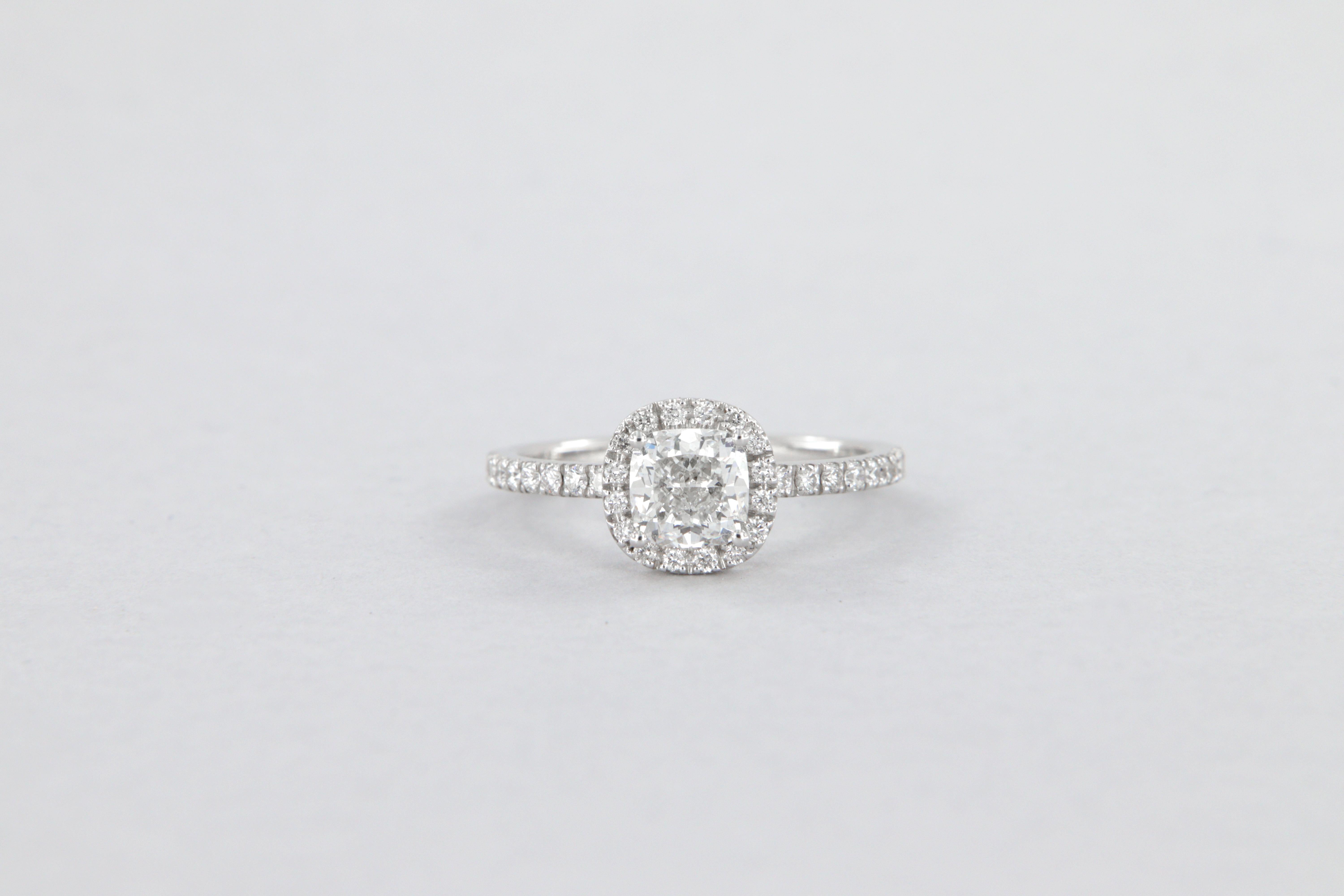 Bague de fiançailles en or blanc 18 carats pesant 2,3 g avec un diamant taille coussin pesant 1,01 carat, pureté VS2, couleur F. Le diamant taille coussin est accompagné d'un certificat GIA numéro 2417387843.
D'autres petits diamants naturels ronds