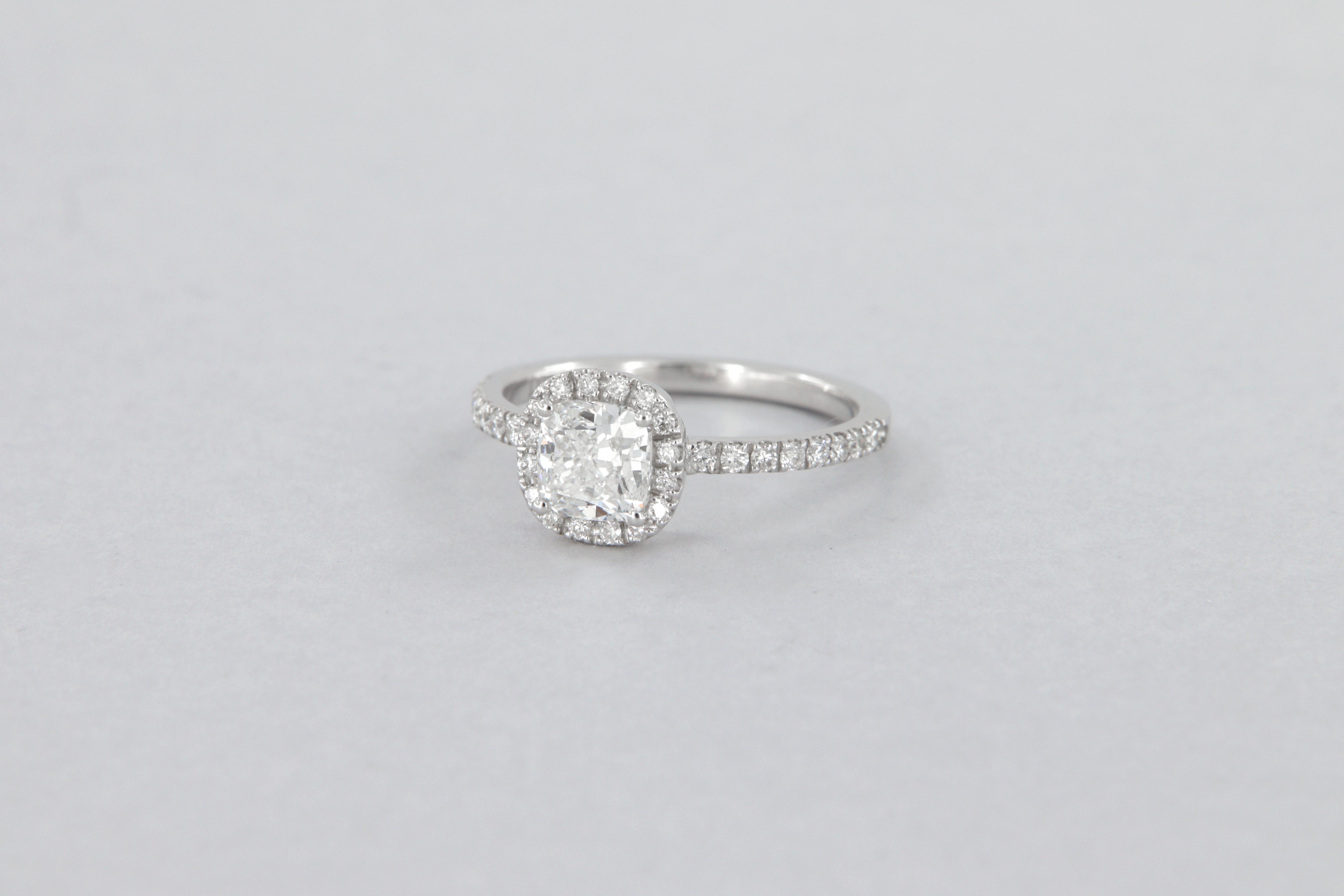 Contemporain Bague de fiançailles avec halo en diamant coussin de 1,01 carat certifié GIA en vente