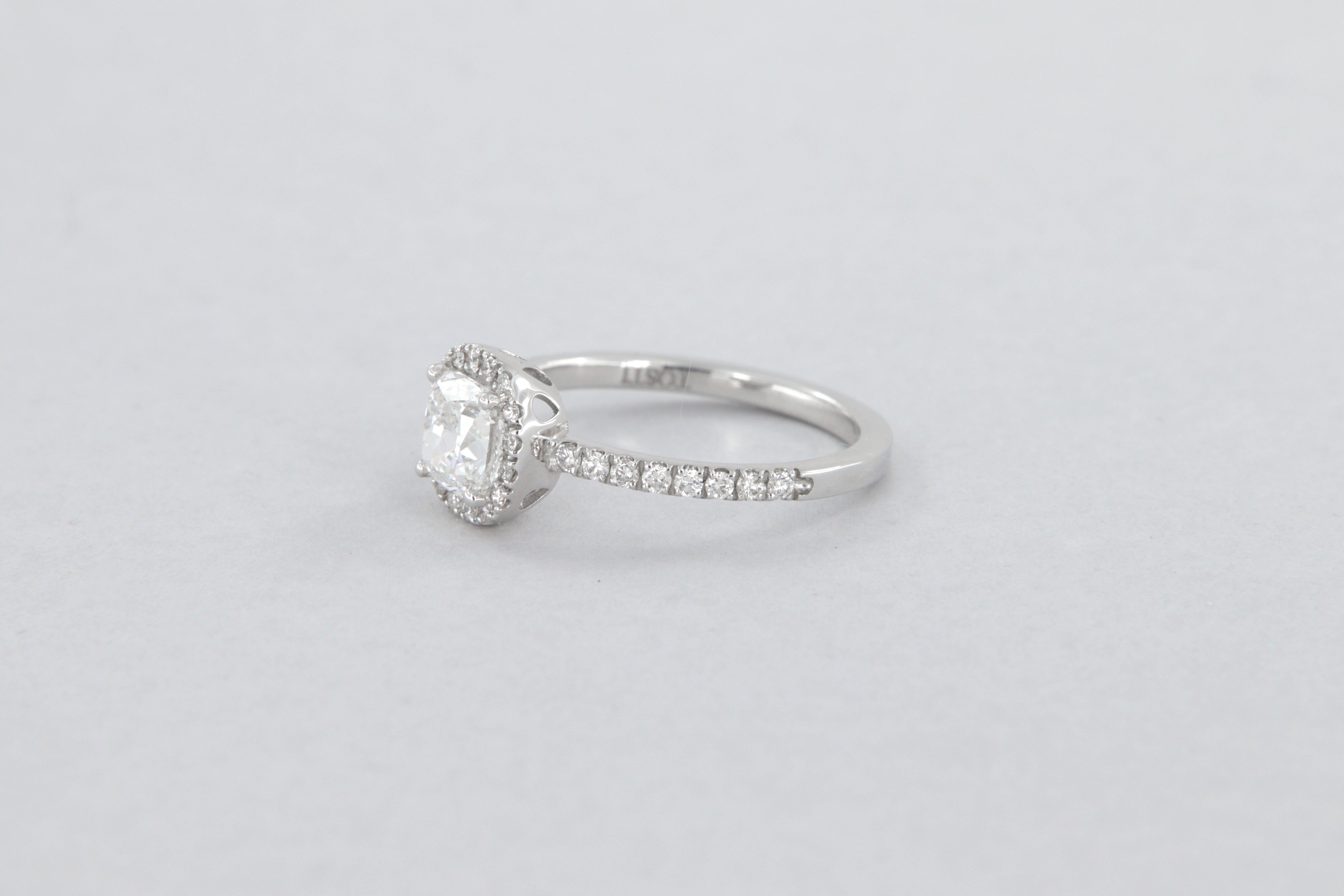 Cushion Cut Bague de fiançailles avec halo en diamant coussin de 1,01 carat certifié GIA en vente