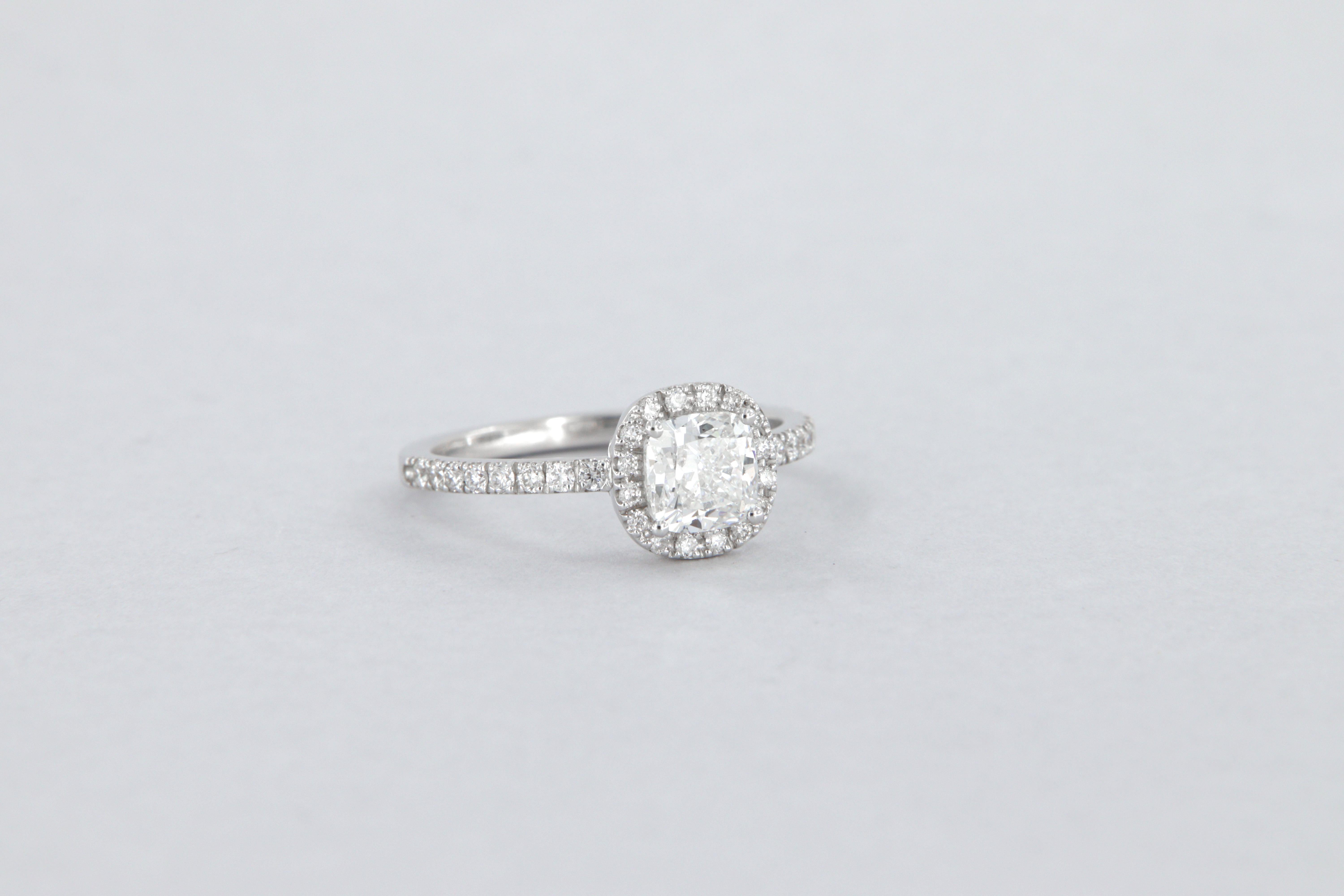 Bague de fiançailles avec halo en diamant coussin de 1,01 carat certifié GIA en vente 1