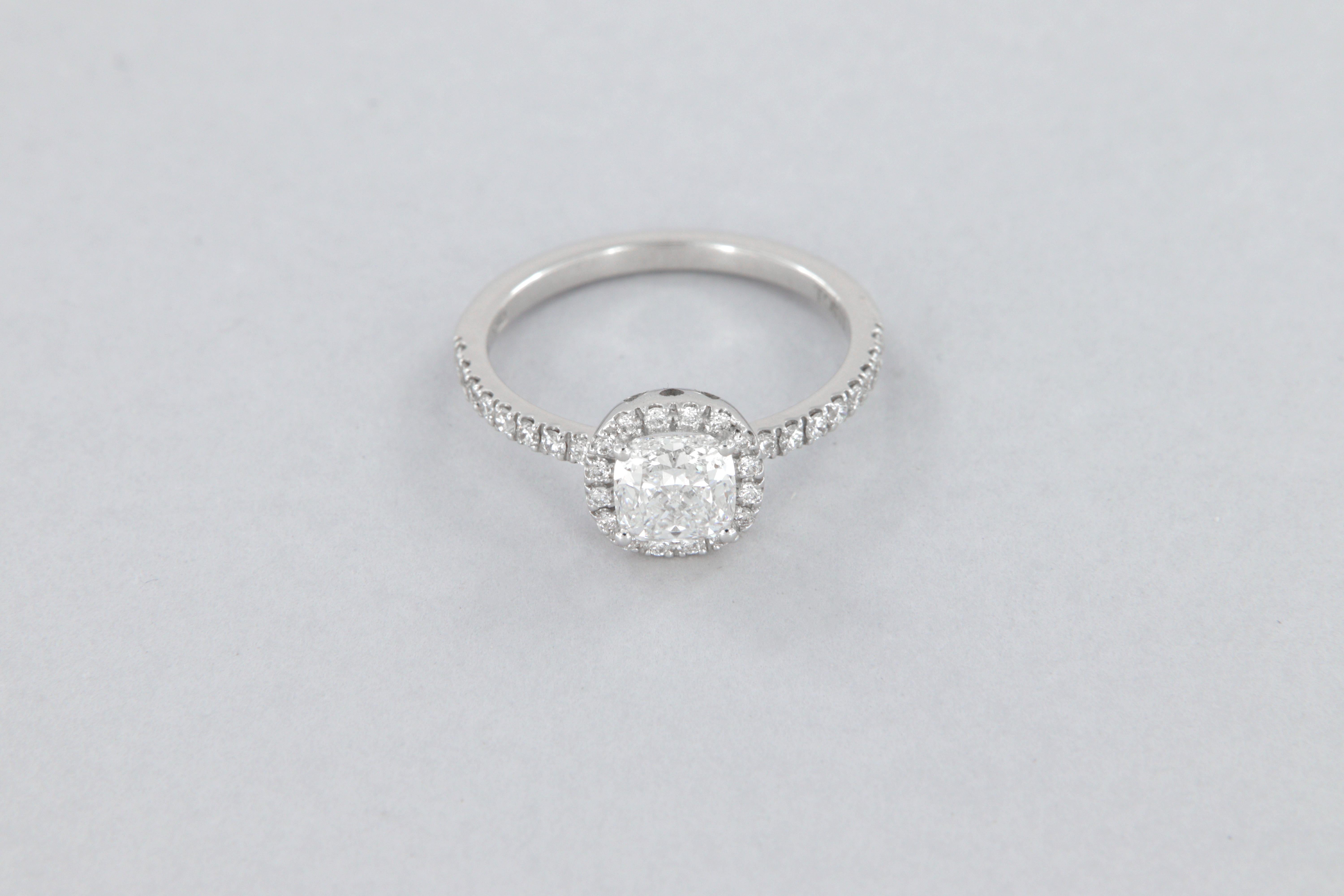 Bague de fiançailles avec halo en diamant coussin de 1,01 carat certifié GIA en vente 3
