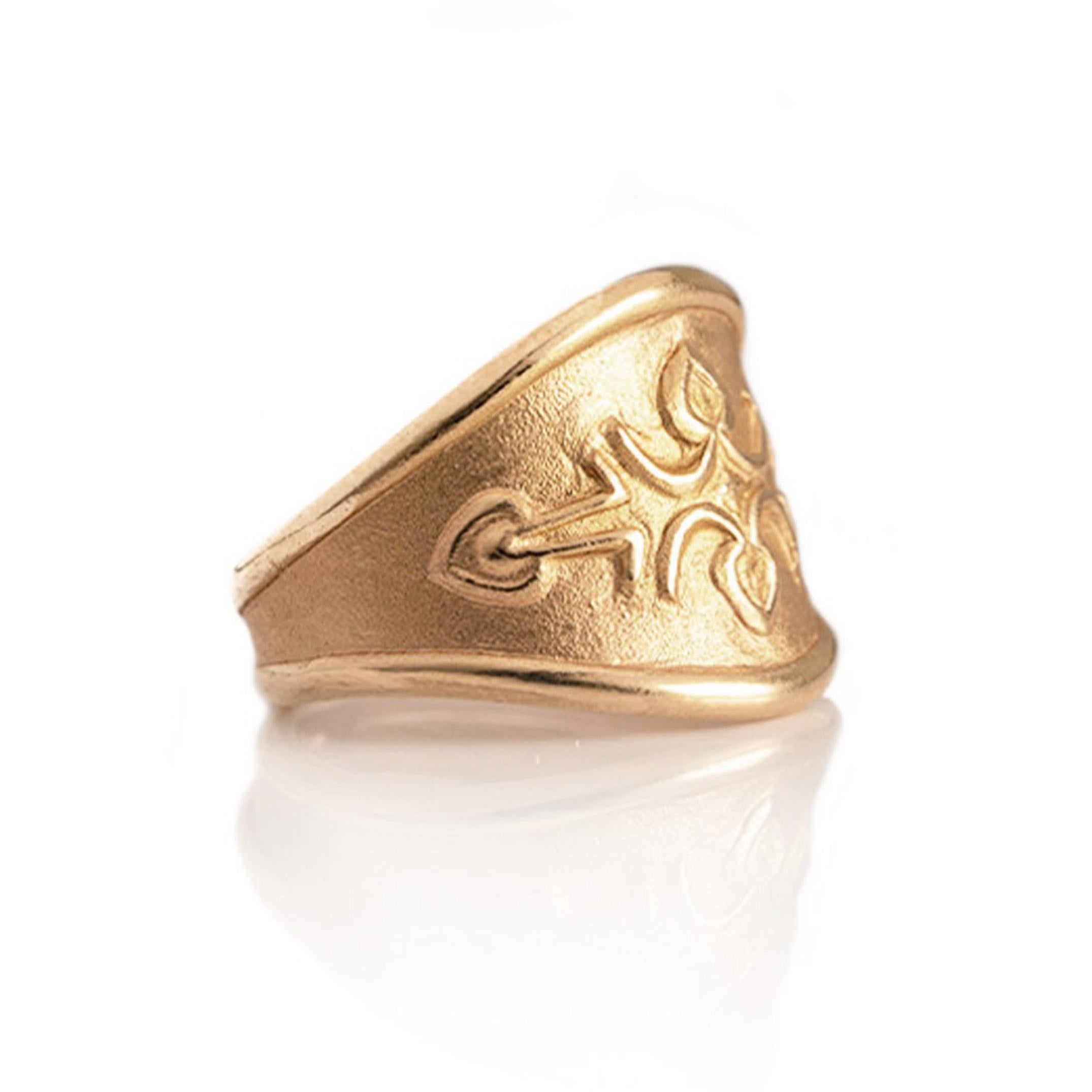 Bague ciselée à la main en or rose 18 carats de la collection Heritage.
Cette bague, qui fait partie de la collection emblématique Heritage de Daverio1933, est ciselée à la main par le maître orfèvre et designer Luca Daverio.
Grâce à la solidité de