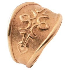 Chiseled gold ring