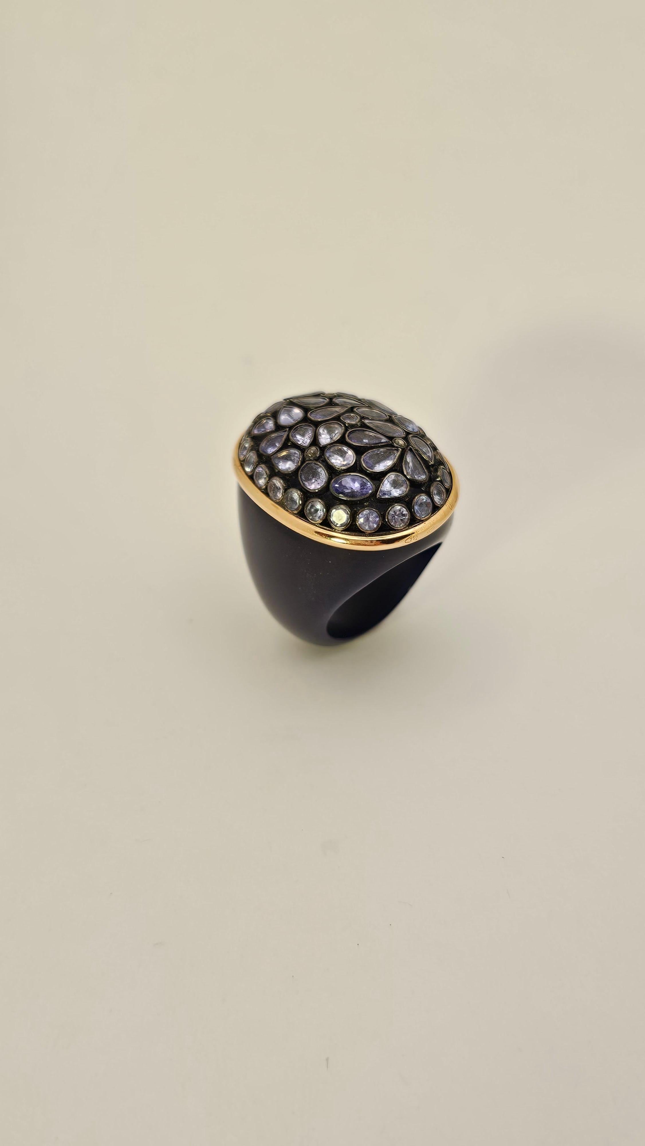 Questo anello è caratterizzato da uno stile particolare e ricercato
Nella parte superiore dell’anello sono presenti tante Tanzaniti  tagliate a goccia, ovali e tonde disposte a fantasia

La parte centrale ovale è contrornata da un filo d’ oro giallo