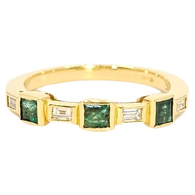 Bague en or 18 carats, émeraudes taillées en carré et diamants