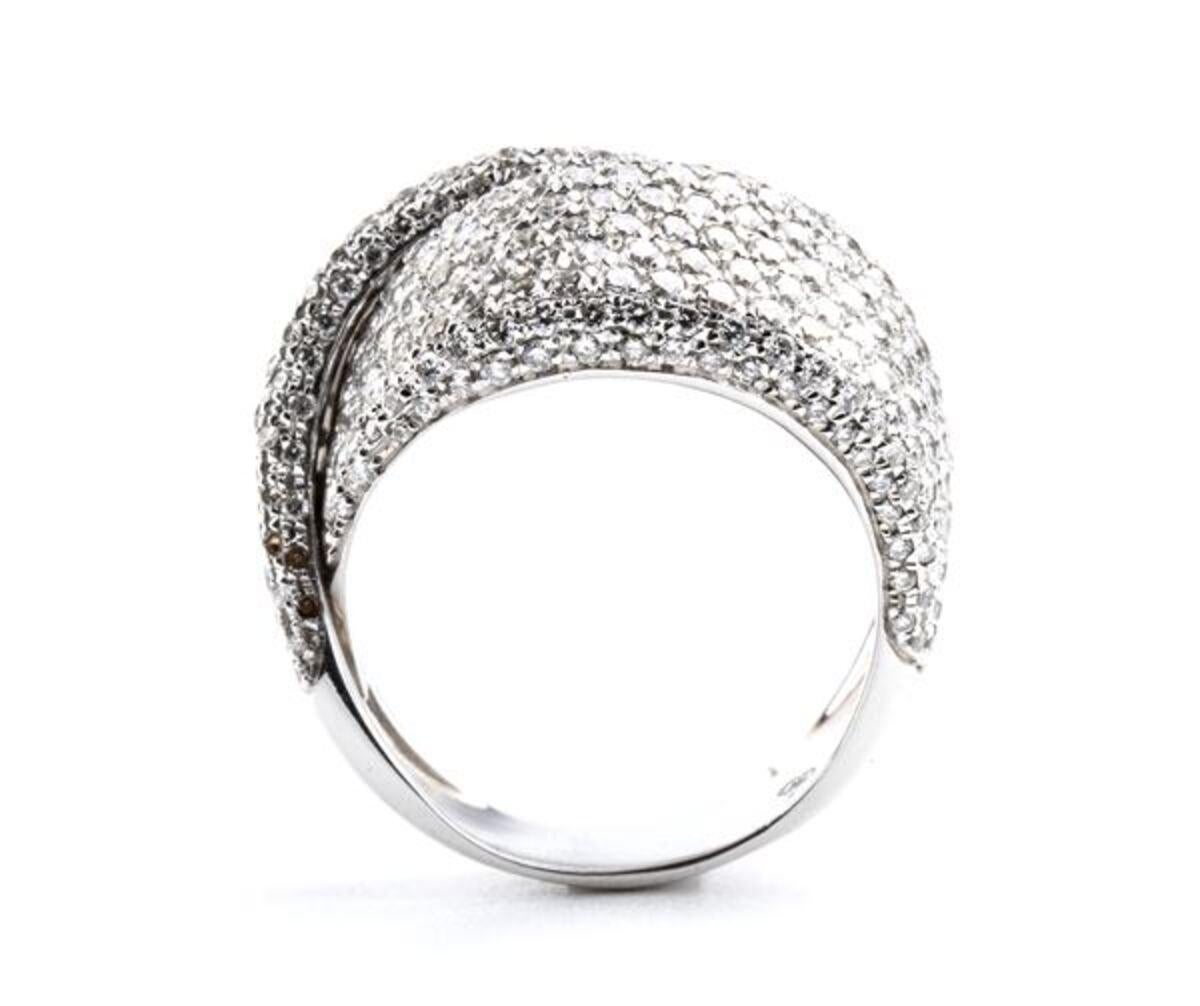 Double crossed 18k white gold band embellished with pavé diamonds.
Round, brilliant-cut diamonds, approx. 4.70 ct; E/F; IF/VVS.
Hallmarked 750. Size IT 18 - US 8. Weight 13.5 g.
