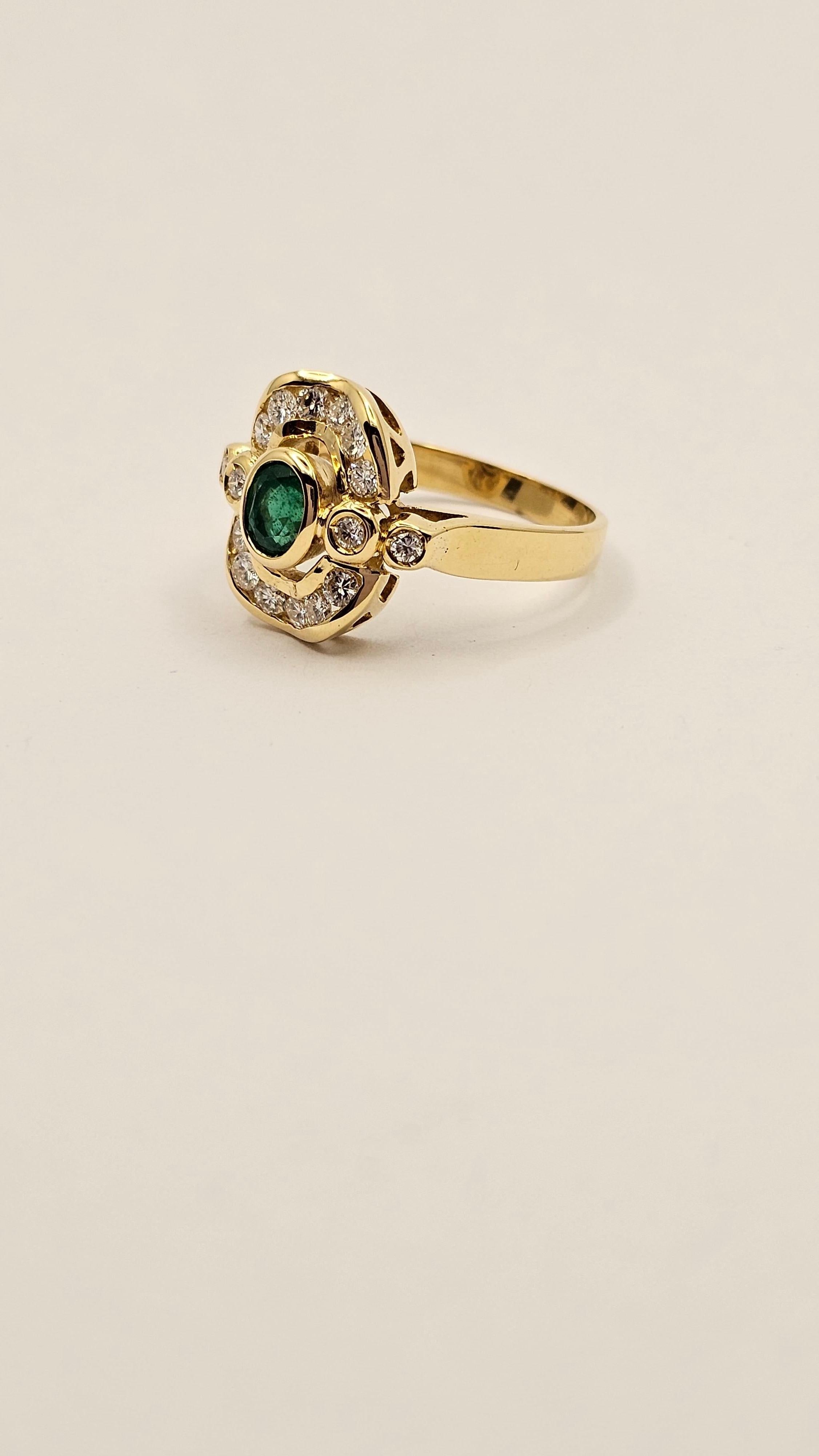 A yellow gold ring, solid, 18 kt.
set in the central part is a faceted oval-cut Colombian Emerald of a beautiful deep green. The measurements of the stone are approximately 5x4 mm. The weight of the Emerald is 0.52 carats.
The stone is very