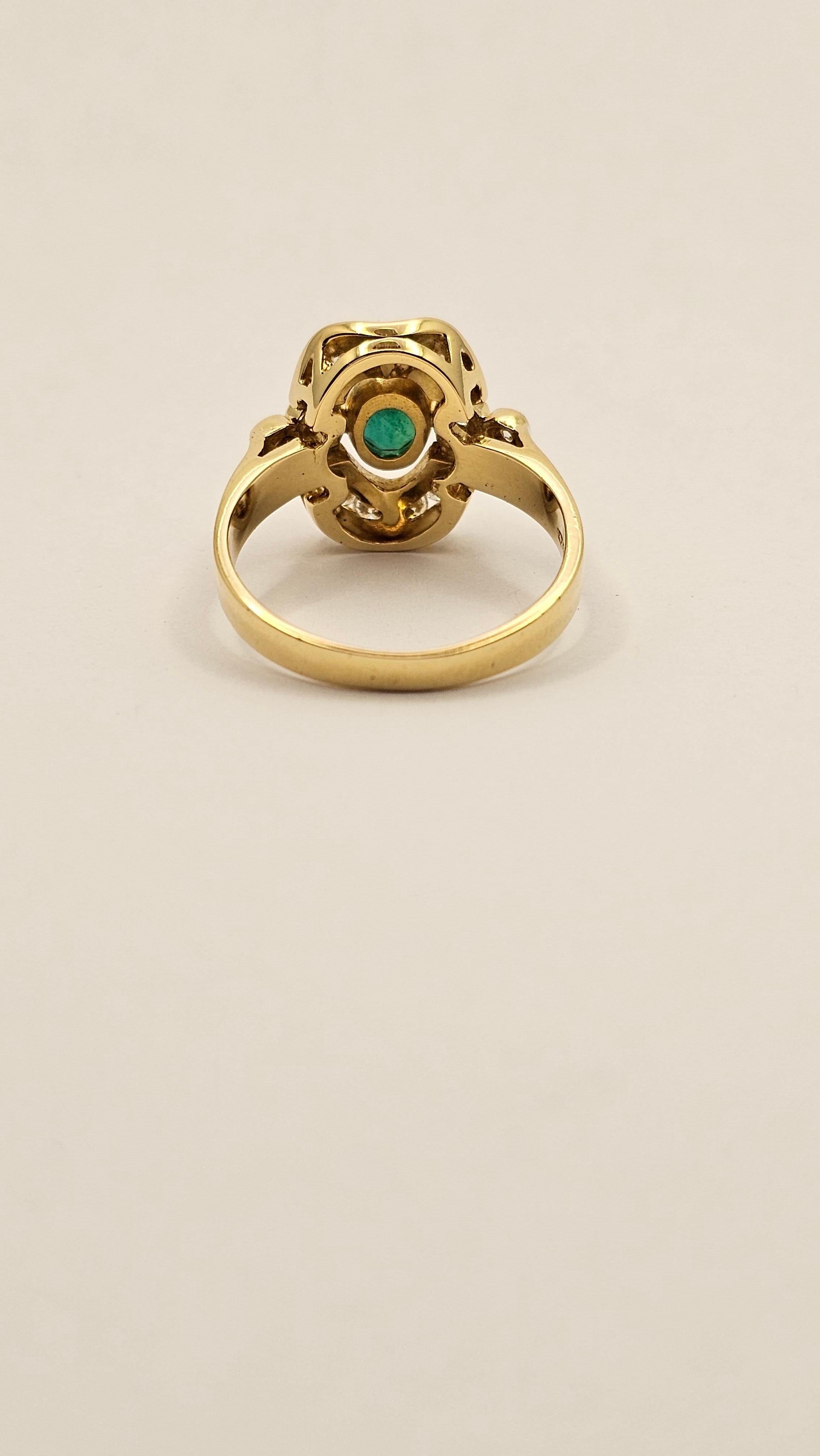 Brilliant Cut 18Kt Gold Ring with Colombian Emerald and Diamonds For Sale