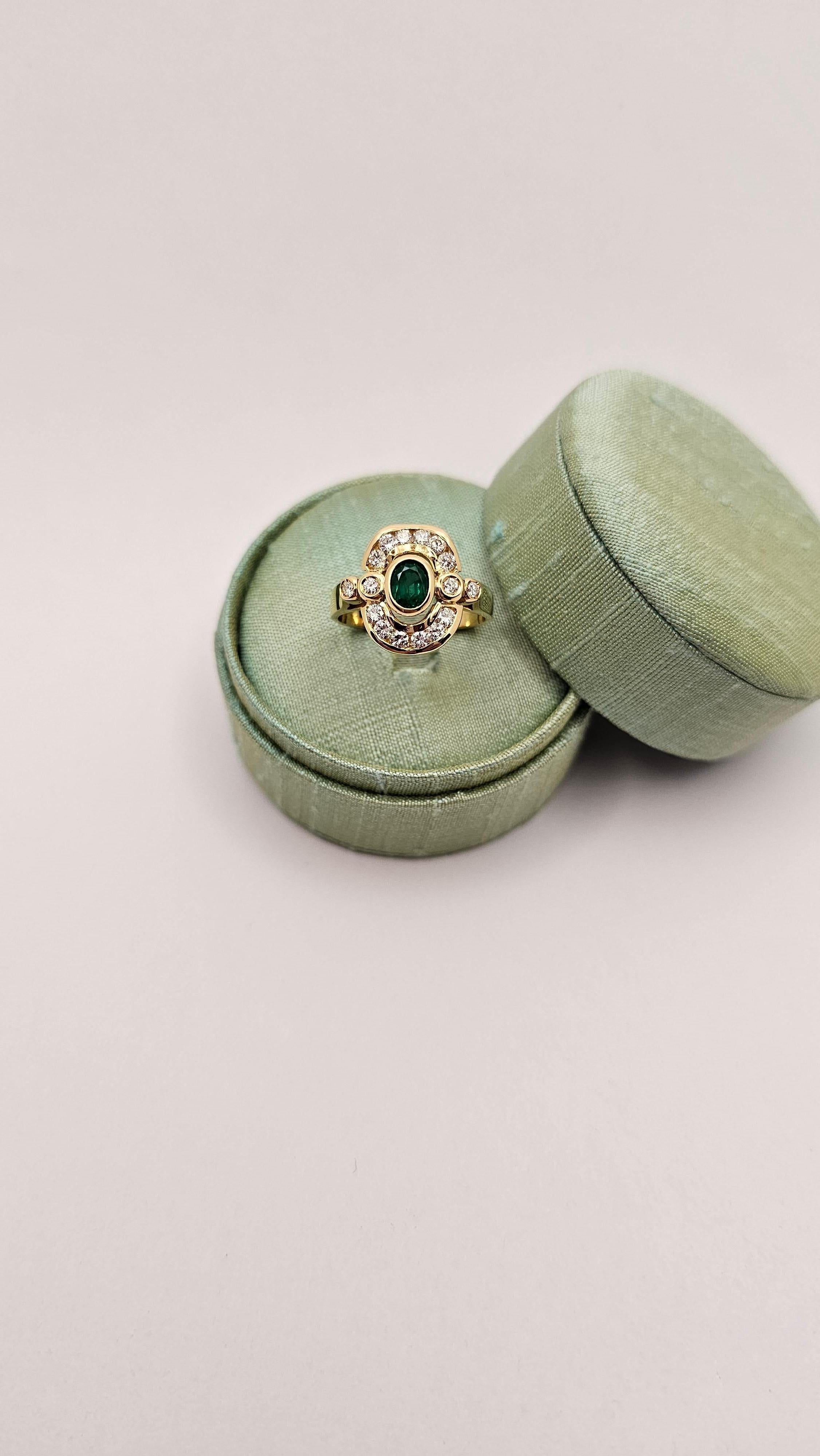 18Kt Gold Ring with Colombian Emerald and Diamonds In New Condition For Sale In Cattolica, IT