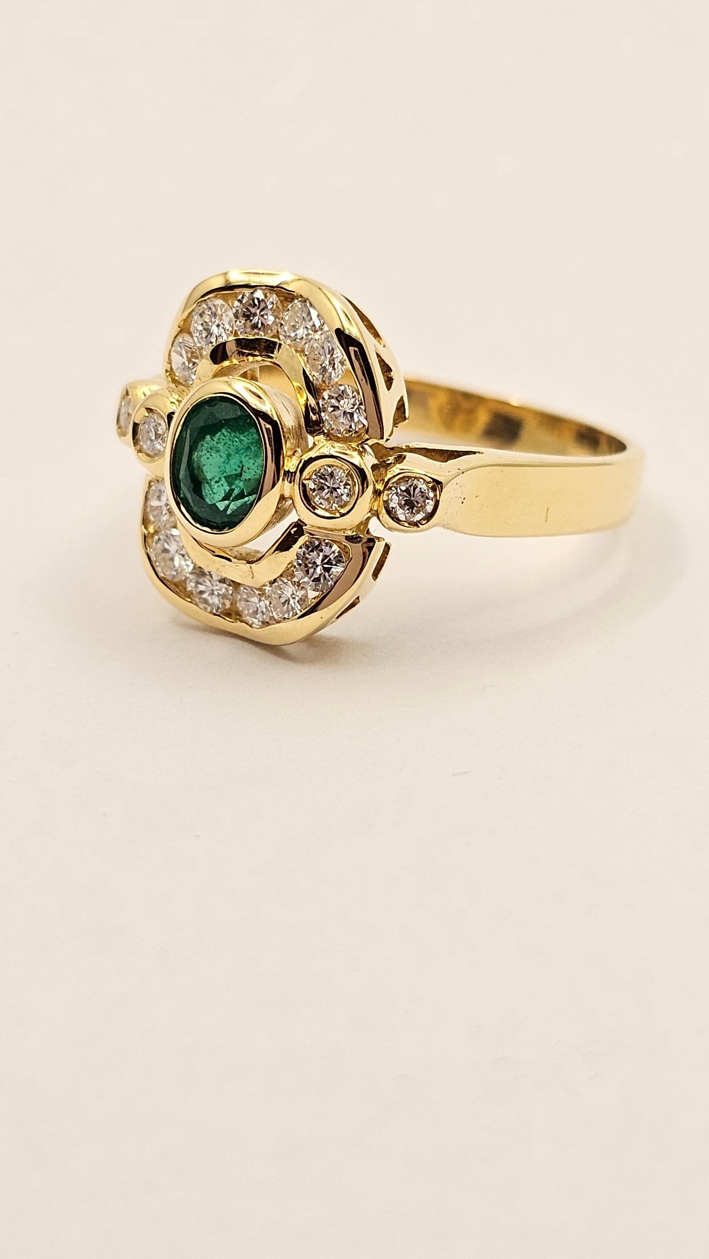 Women's 18Kt Gold Ring with Colombian Emerald and Diamonds For Sale