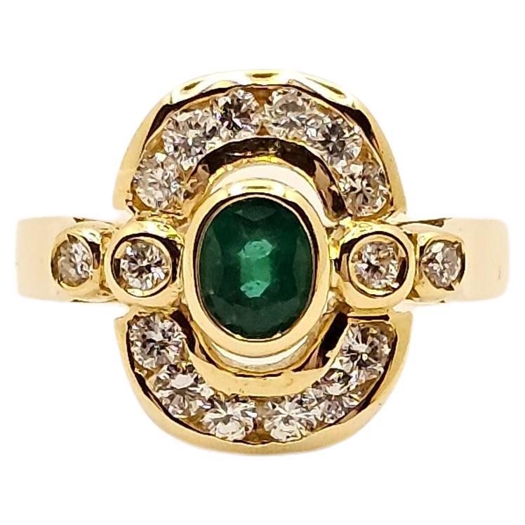 18Kt Gold Ring with Colombian Emerald and Diamonds For Sale