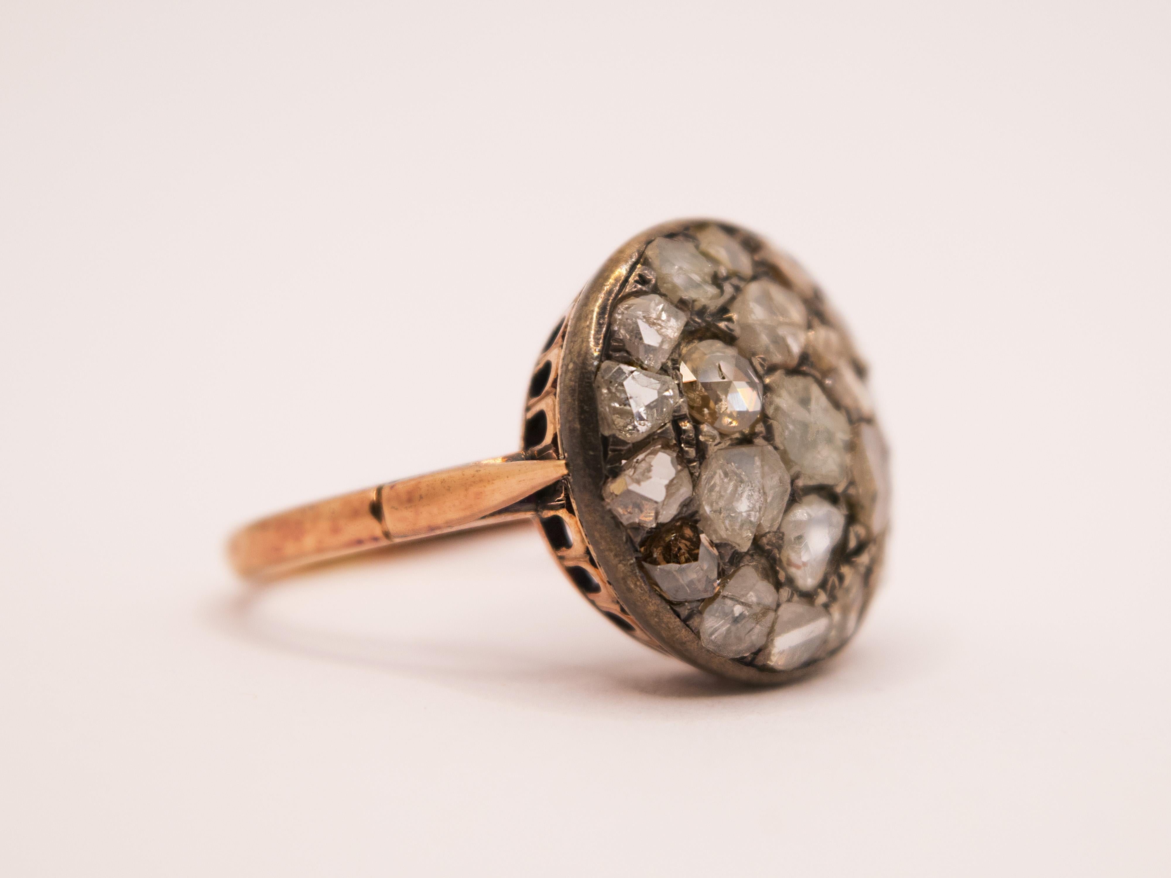 A beautiful original 1930s ring in 9 kt gold and Silver in the tops.
The total weight of this ring is 4.75 g.
It is embellished with a pave of antique-cut diamonds.
This ring is very representative of the 1930s era in both the combination of 'gold