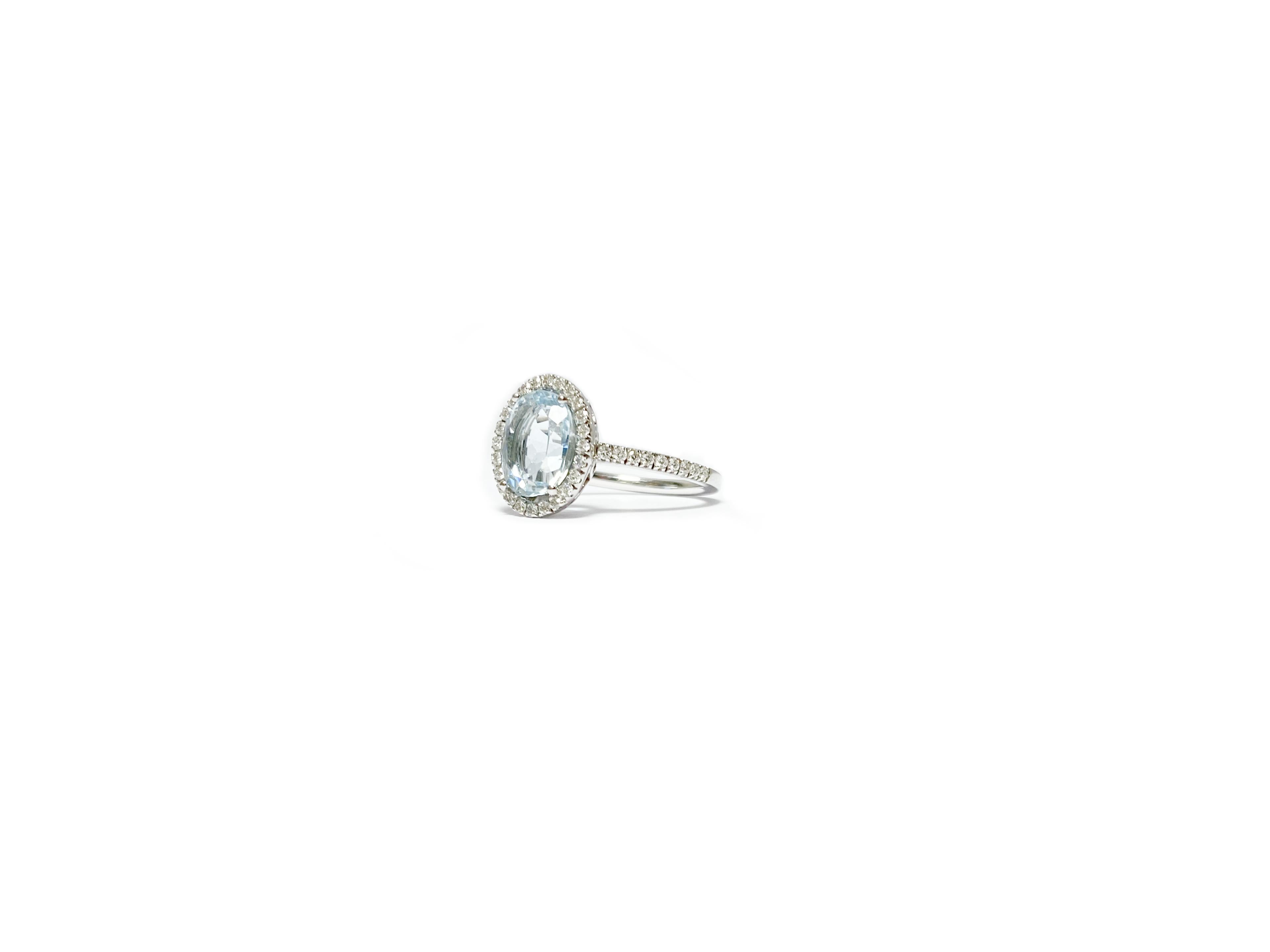 Stupendo Anello in oro Bianco 18 carati, con Acquamarina centrale da 2,40 carati e Diamanti taglio brillante da 0,36 carati