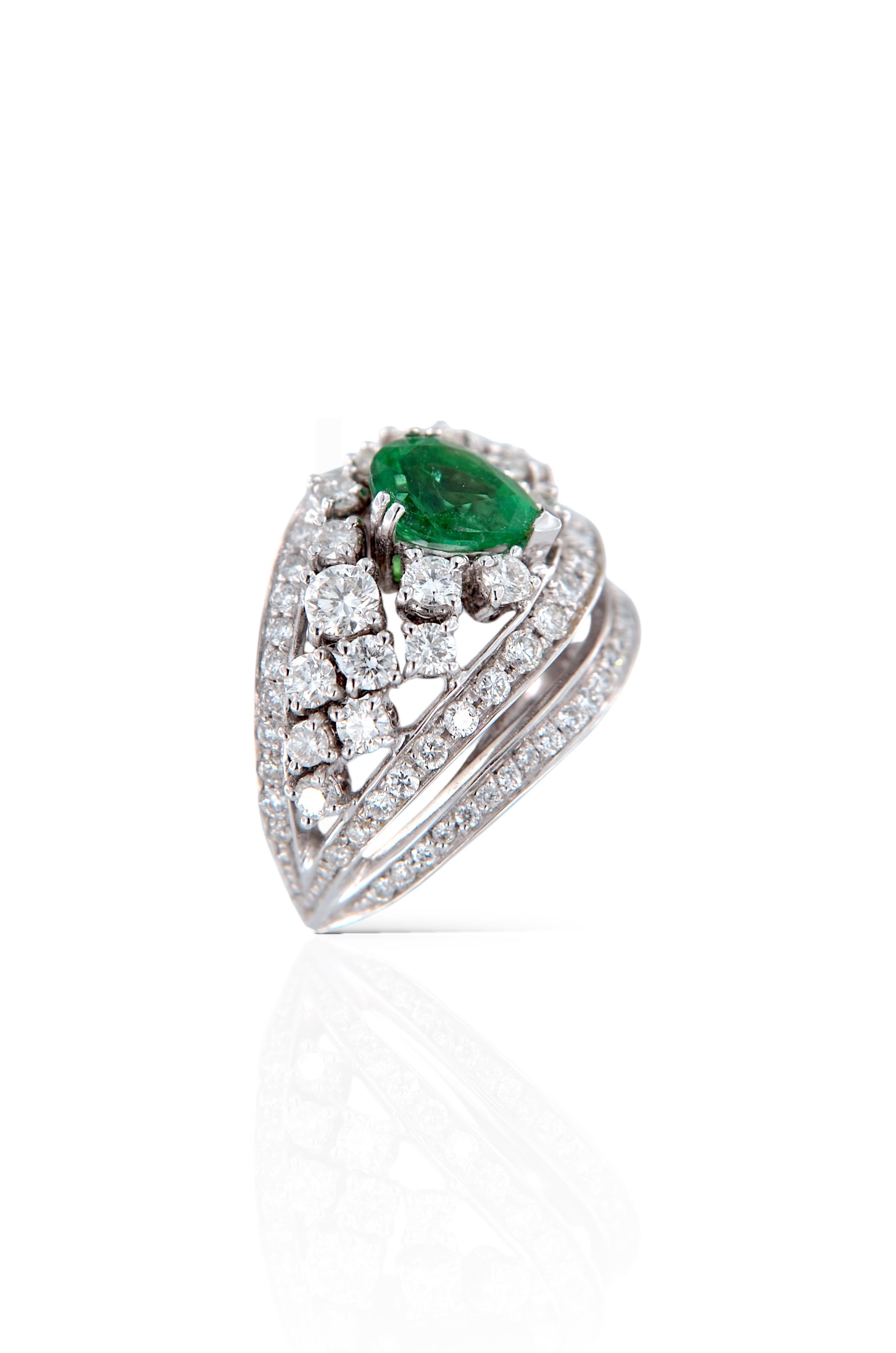 Pear Cut 18 kt white gold ring with 1.80 Ct diamonds and a 1.153 Ct Emerald For Sale