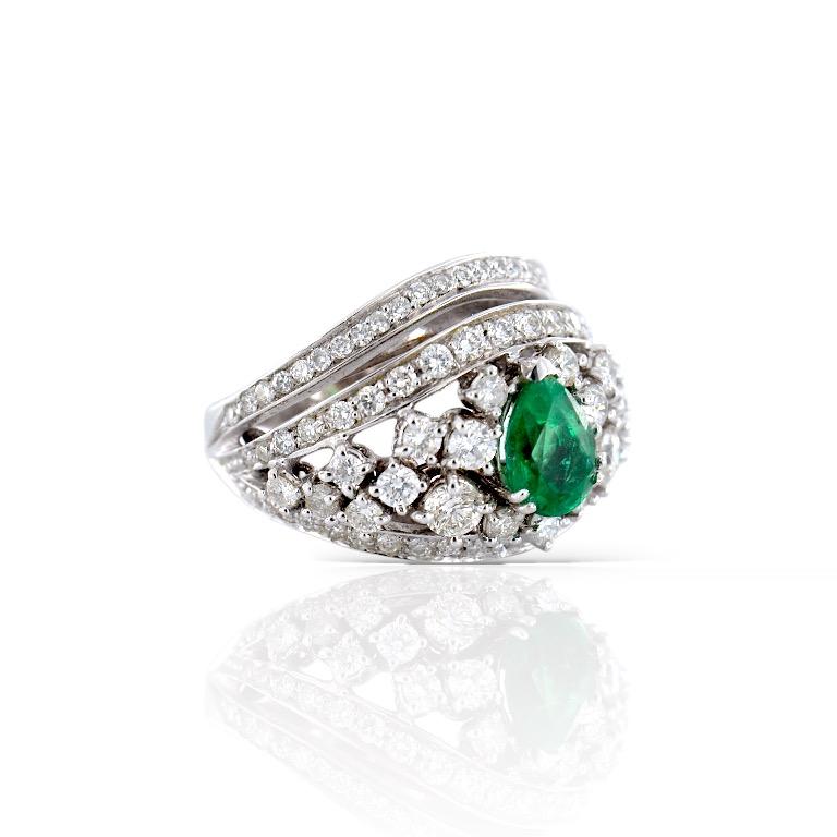 18 kt white gold ring with 1.80 Ct diamonds and a 1.153 Ct Emerald In New Condition For Sale In Vittoria, IT