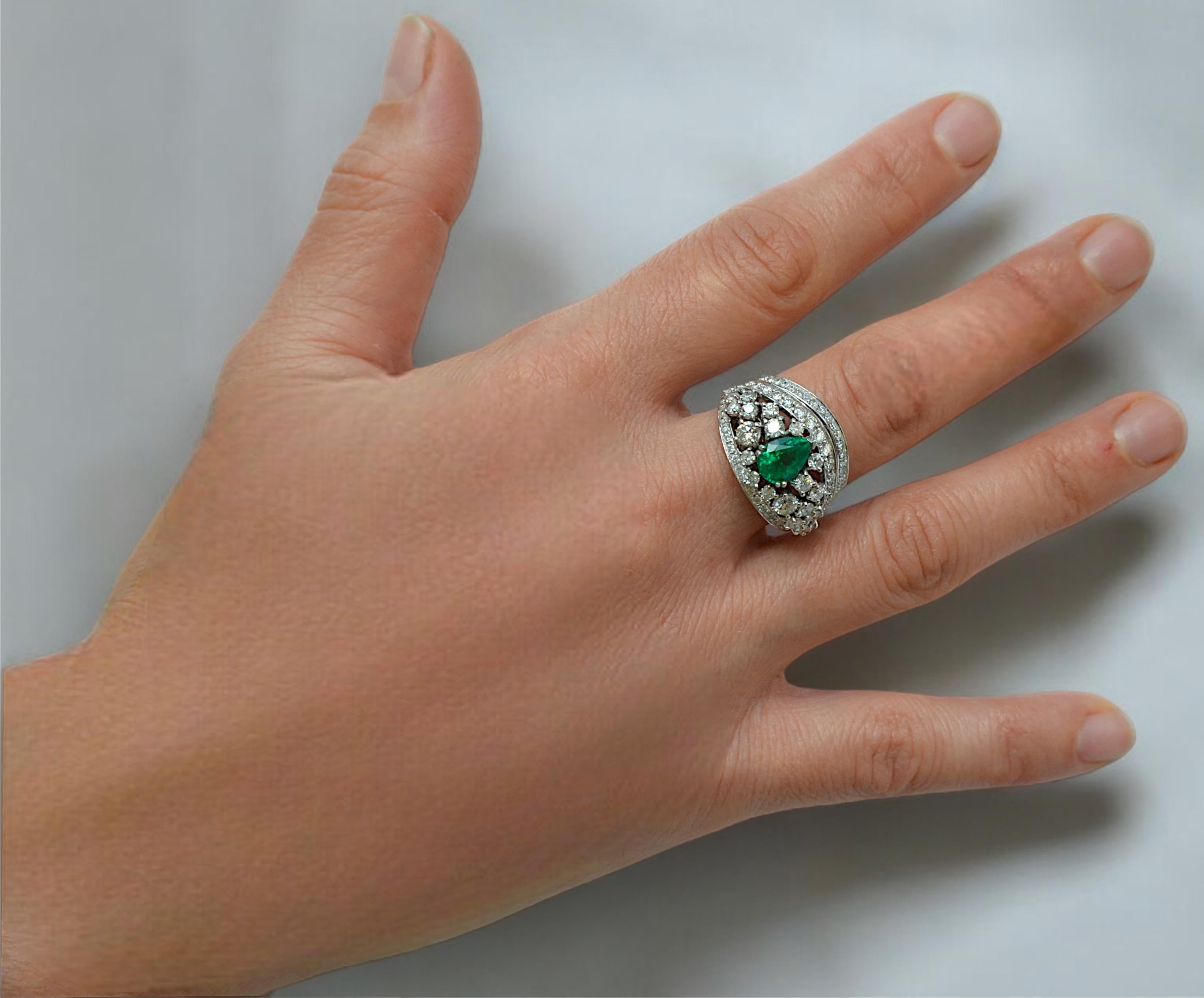 18 kt white gold ring with 1.80 Ct diamonds and a 1.153 Ct Emerald For Sale 2