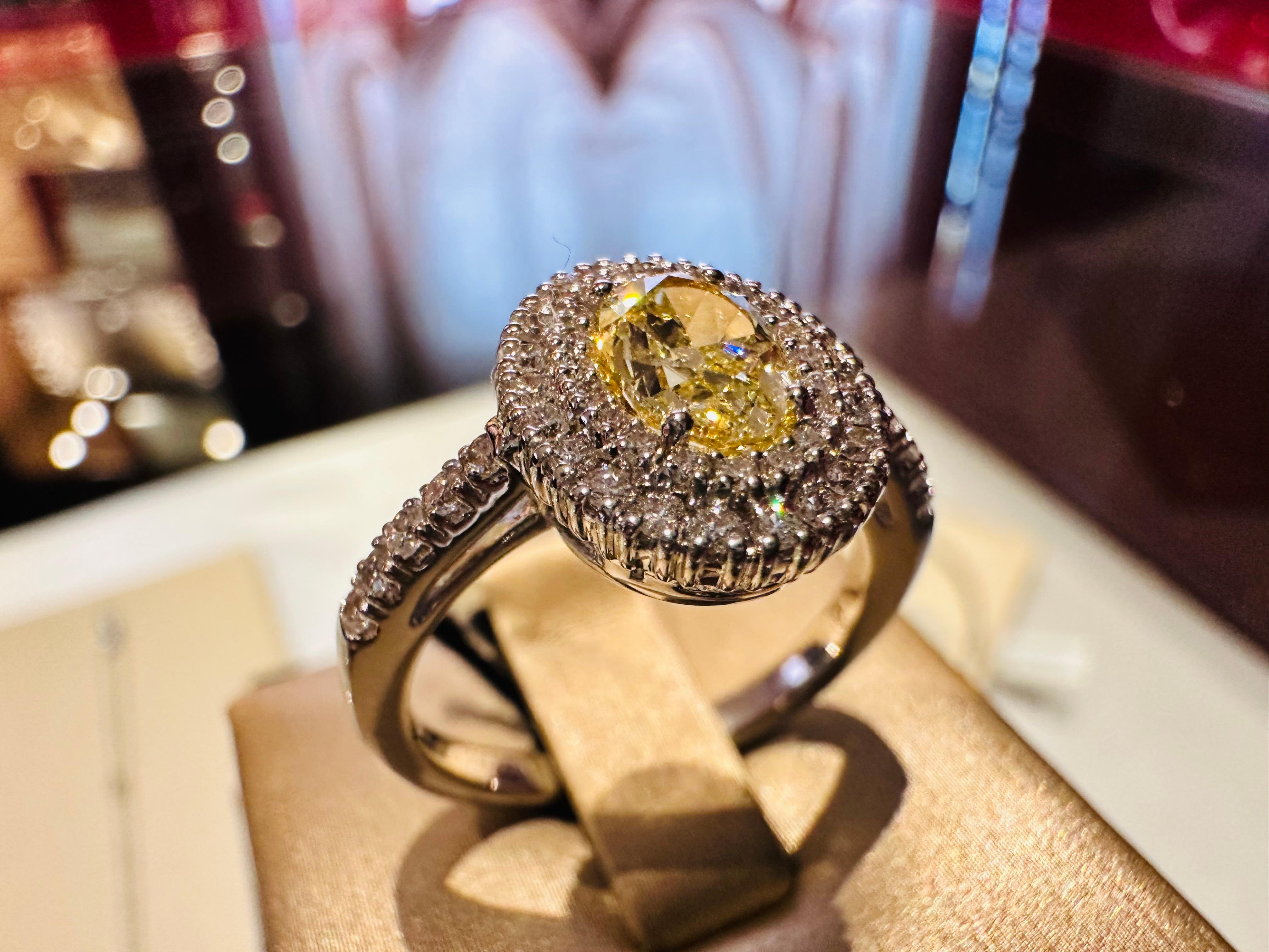 Anello in Oro Bianco 18 kt con Diamante Fancy 0.80 ct e Diamanti Bianchi For Sale 4