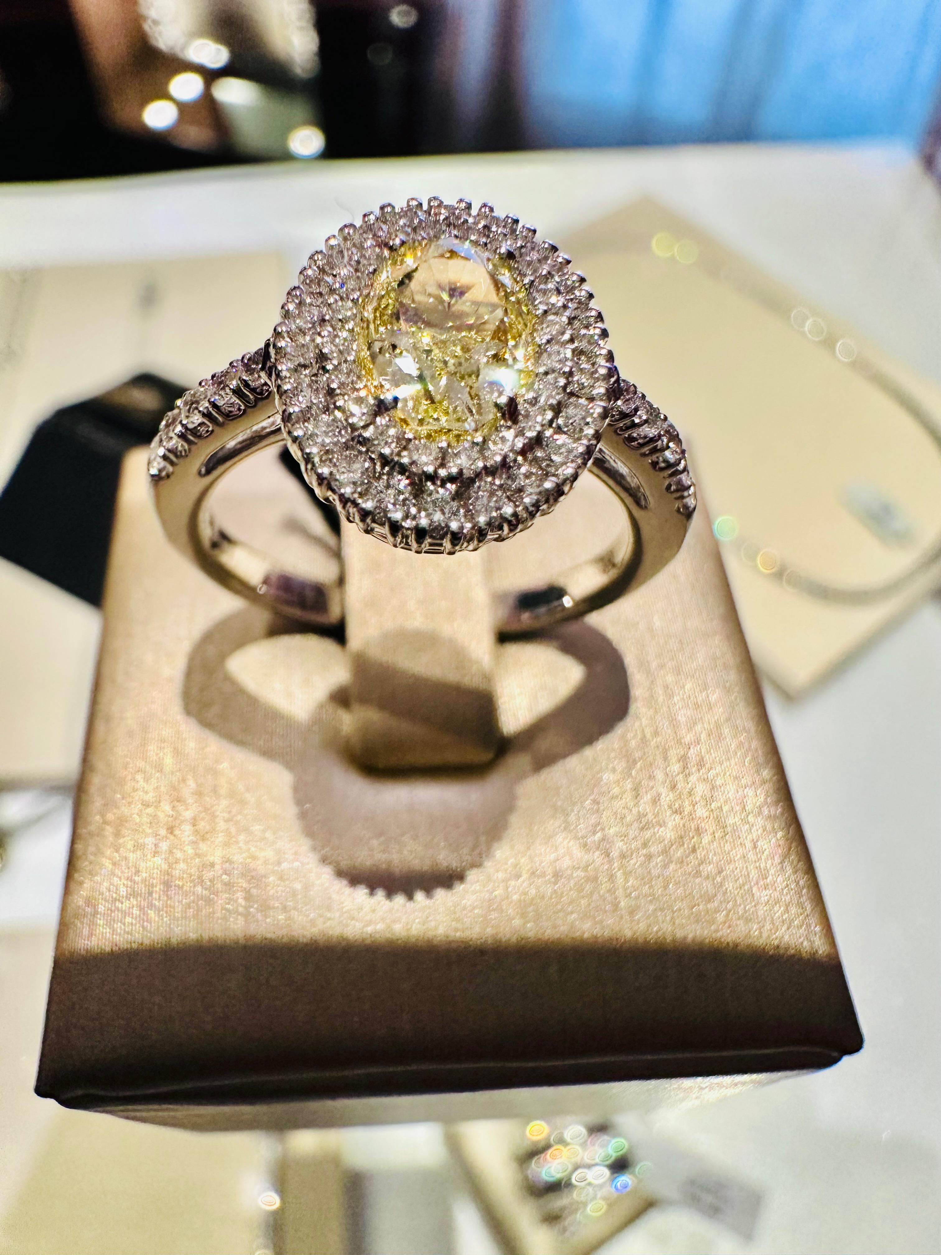 Anello in Oro Bianco 18 kt con Diamante Fancy 0.80 ct e Diamanti Bianchi For Sale 6