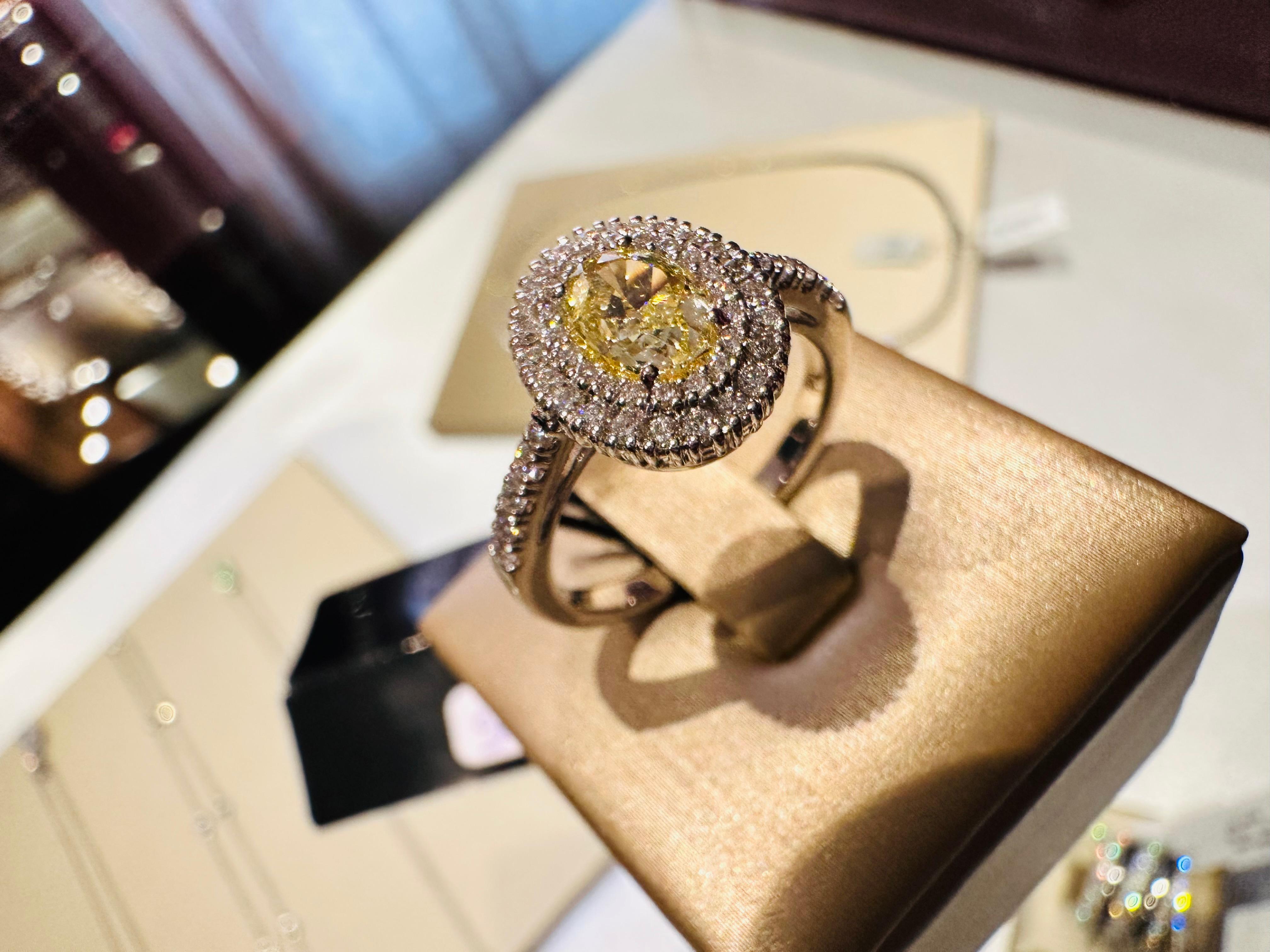 Anello in Oro Bianco 18 kt con Diamante Fancy 0.80 ct e Diamanti Bianchi For Sale 7