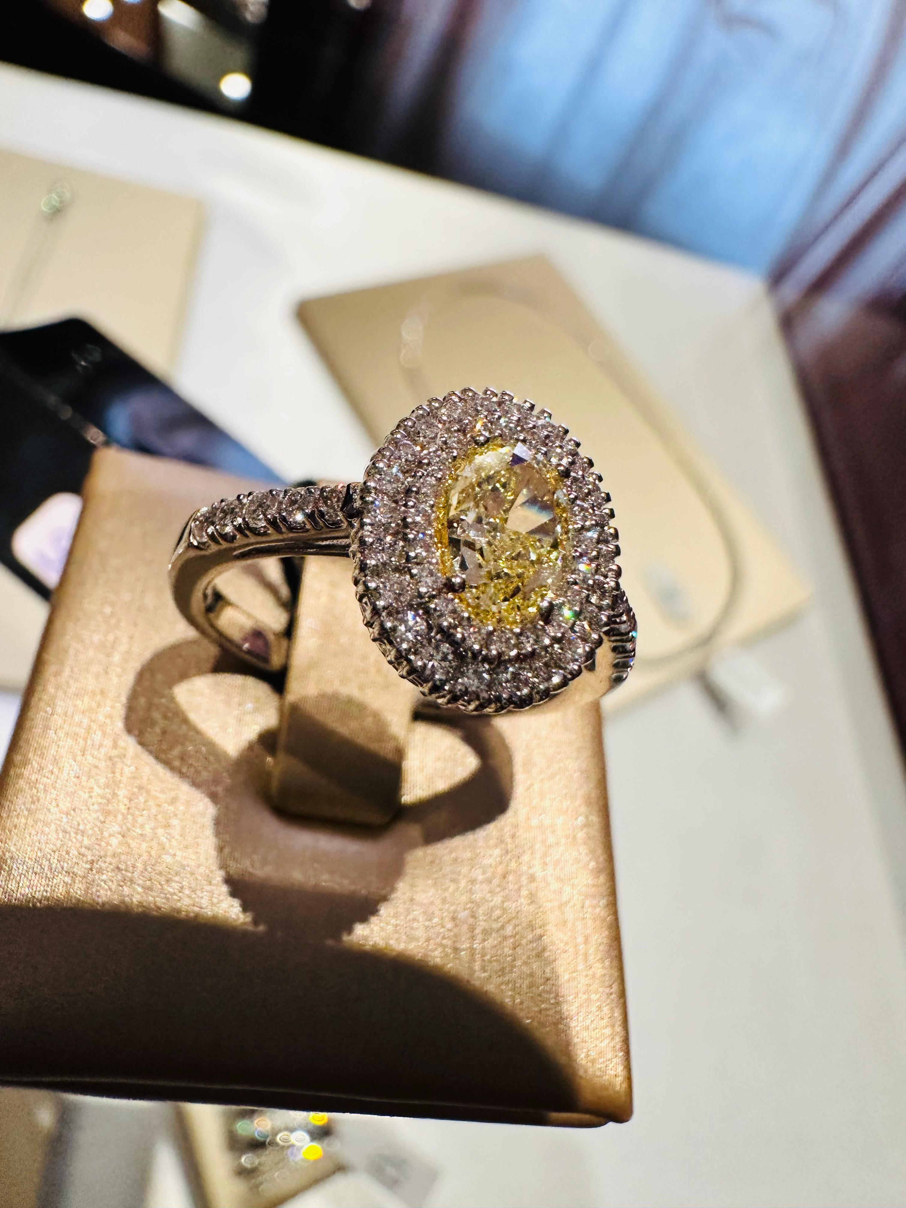 Anello in Oro Bianco 18 kt con Diamante Fancy 0.80 ct e Diamanti Bianchi For Sale 8