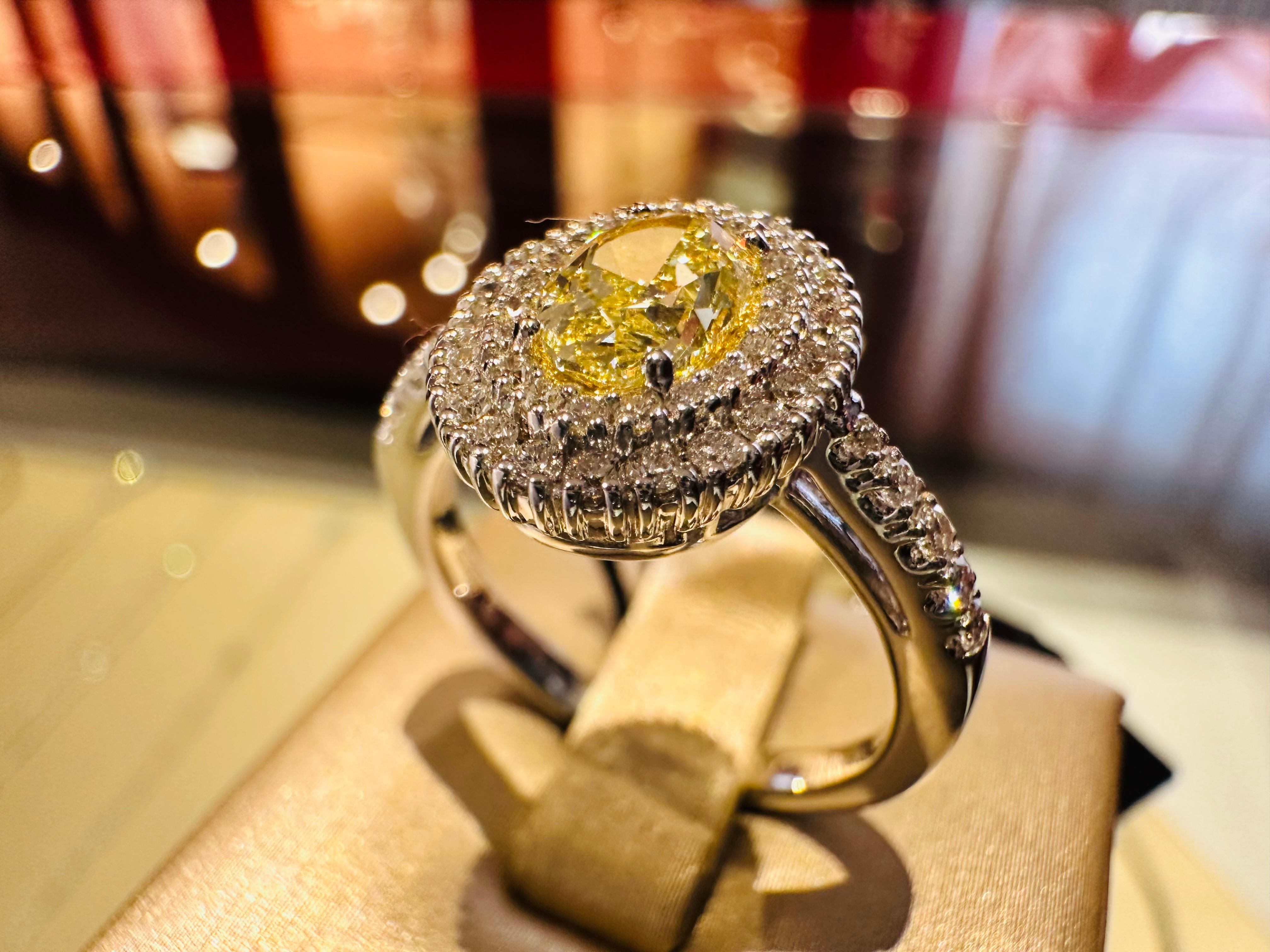 Un gioiello che incarna eleganza, unicità e lusso senza tempo. Questo anello in oro bianco 18 kt (5,20 g) è un’opera d’arte preziosa, progettata per chi ama distinguersi con classe. Il suo cuore è un raro diamante Fancy da 0,80 ct, una gemma di rara