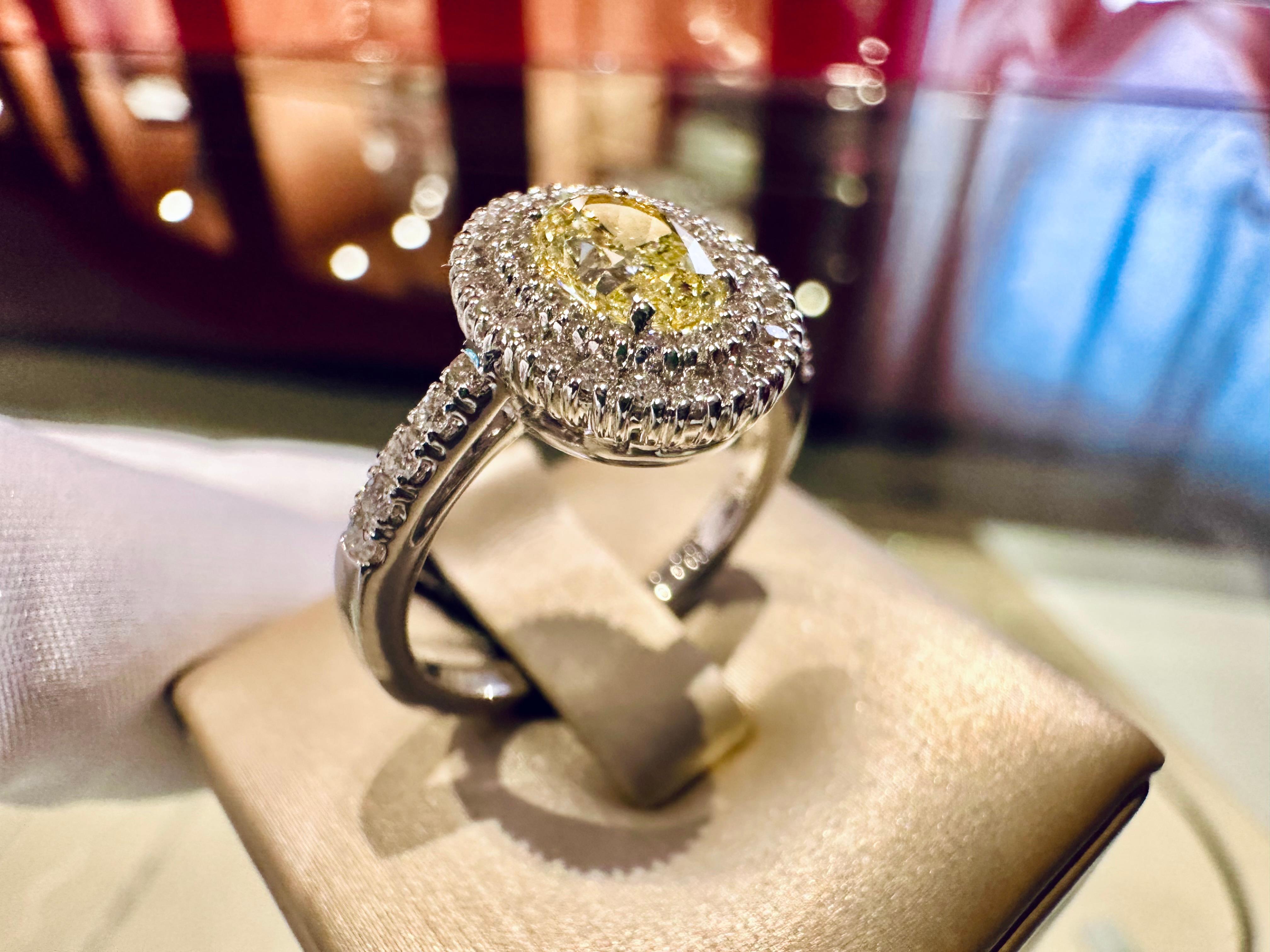 Oval Cut Anello in Oro Bianco 18 kt con Diamante Fancy 0.80 ct e Diamanti Bianchi For Sale
