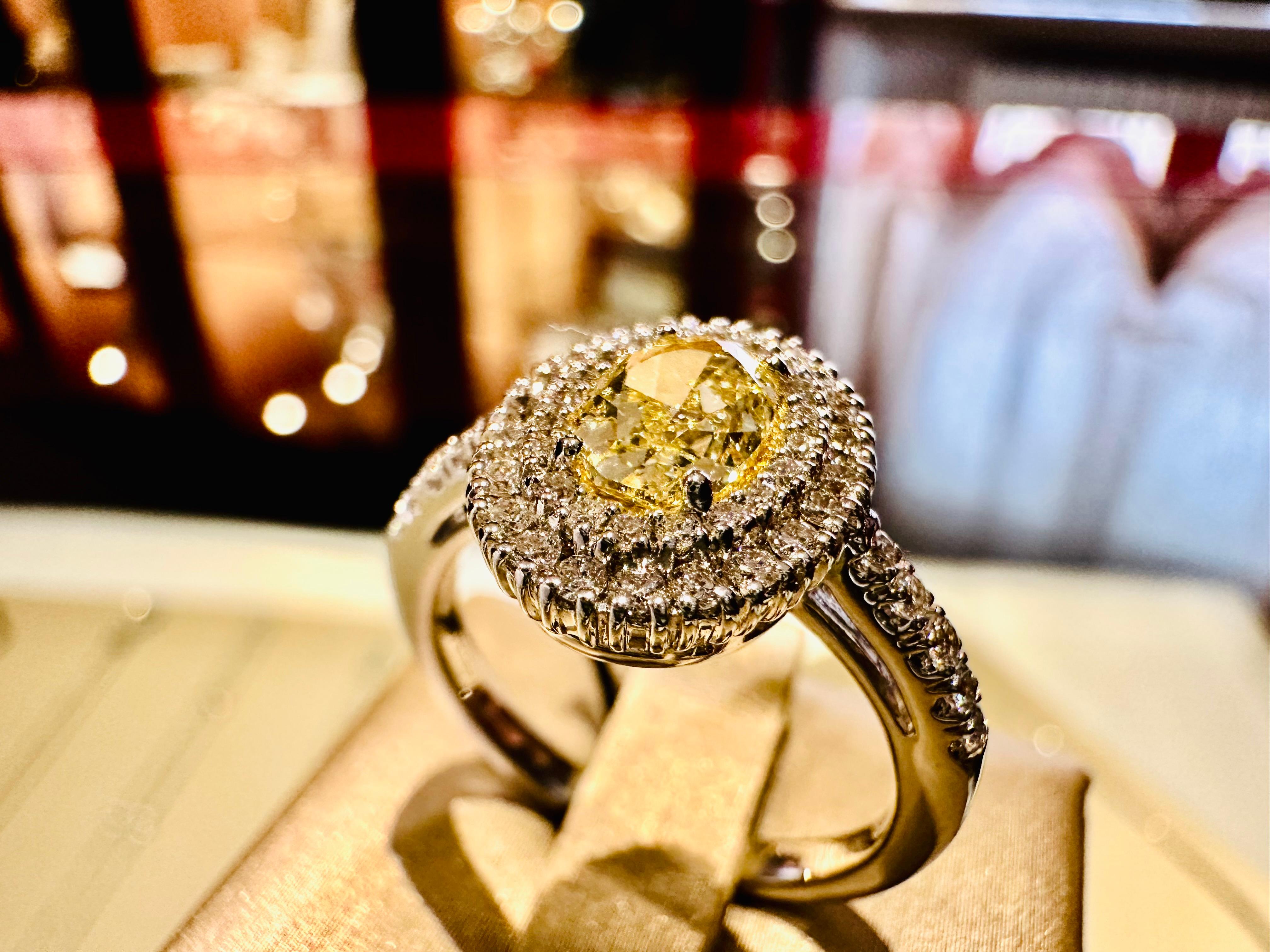 Anello in Oro Bianco 18 kt con Diamante Fancy 0.80 ct e Diamanti Bianchi In New Condition For Sale In Guidizzolo, IT