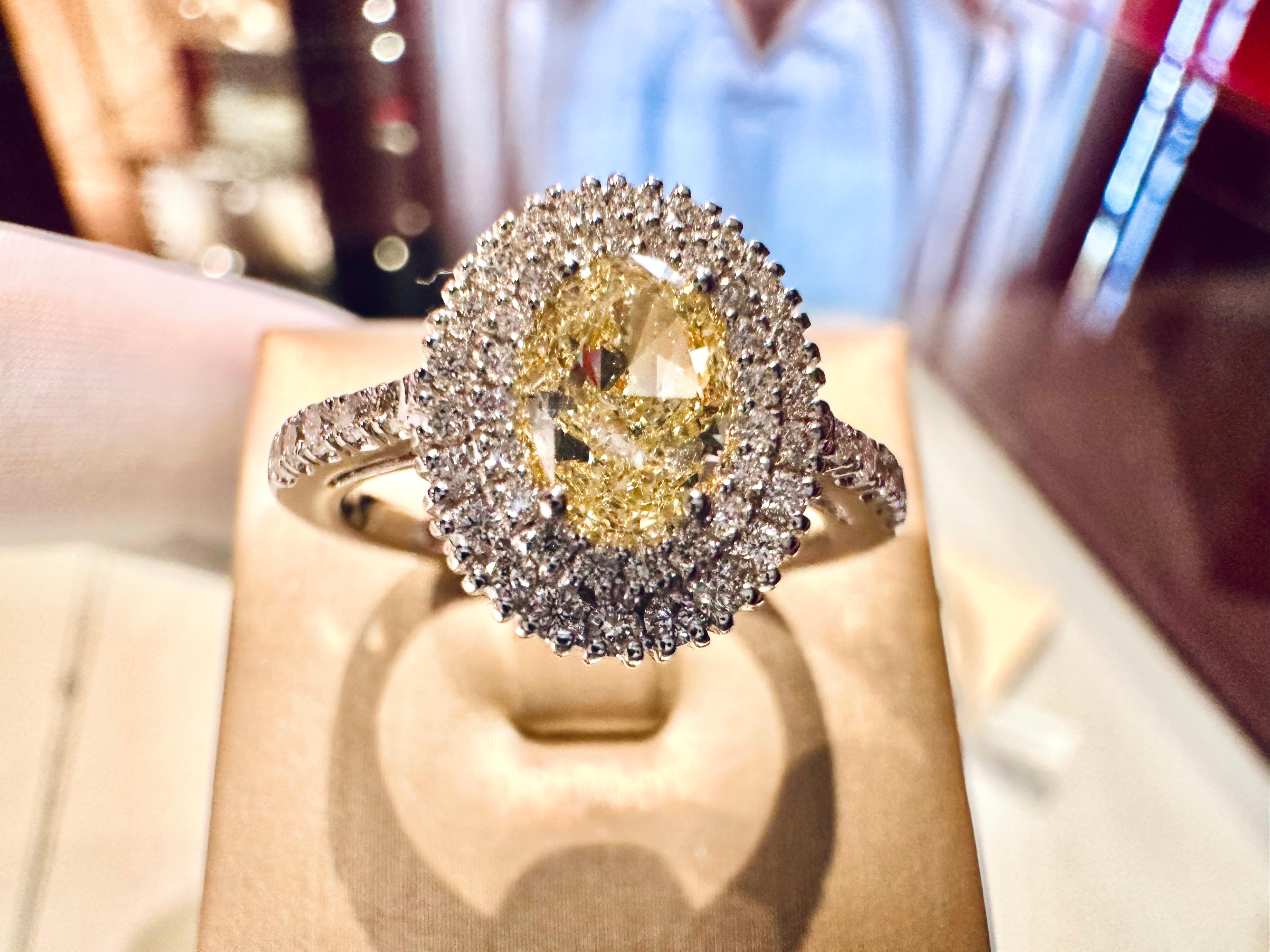 Women's Anello in Oro Bianco 18 kt con Diamante Fancy 0.80 ct e Diamanti Bianchi For Sale