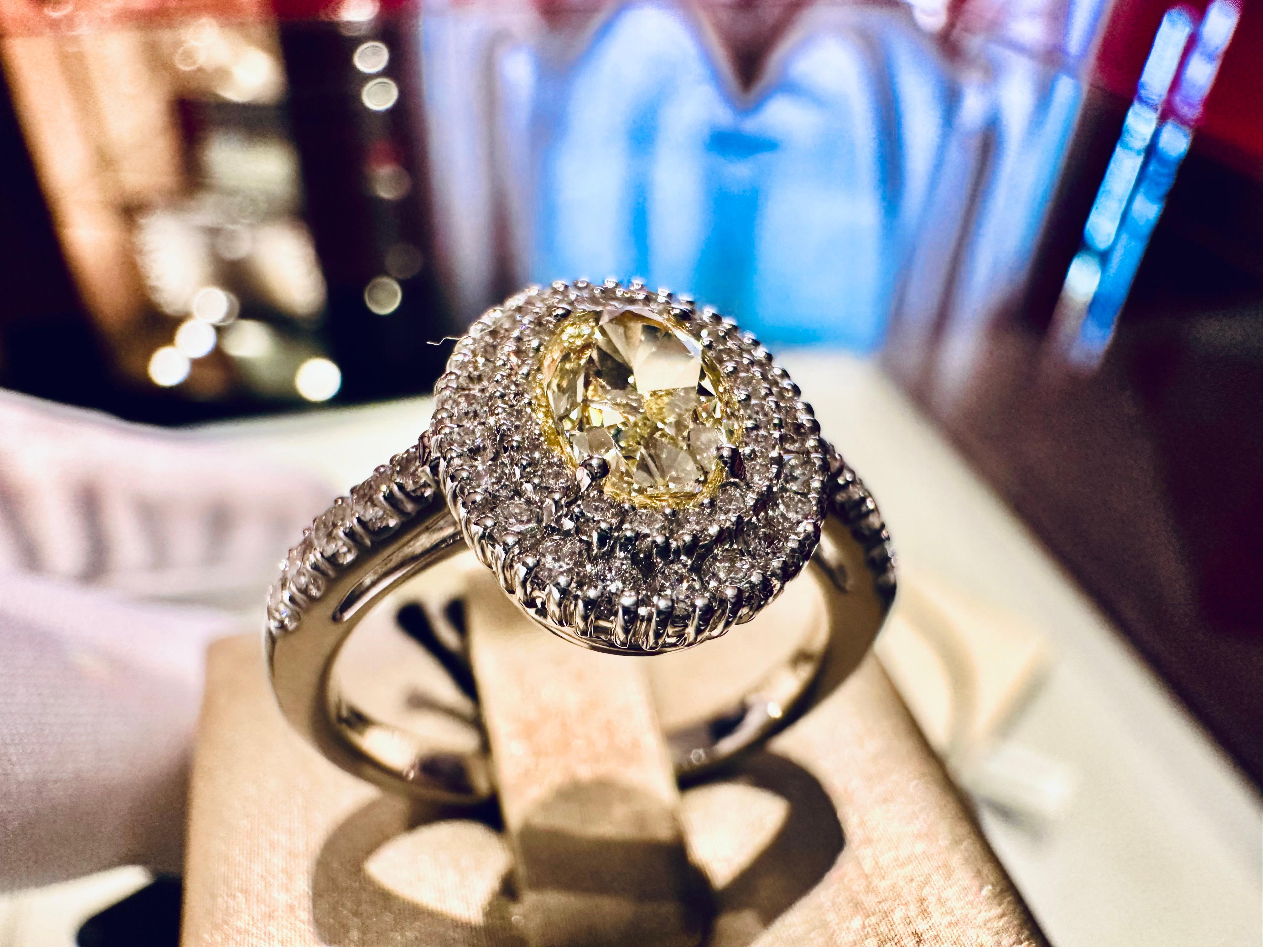 Anello in Oro Bianco 18 kt con Diamante Fancy 0.80 ct e Diamanti Bianchi For Sale 1