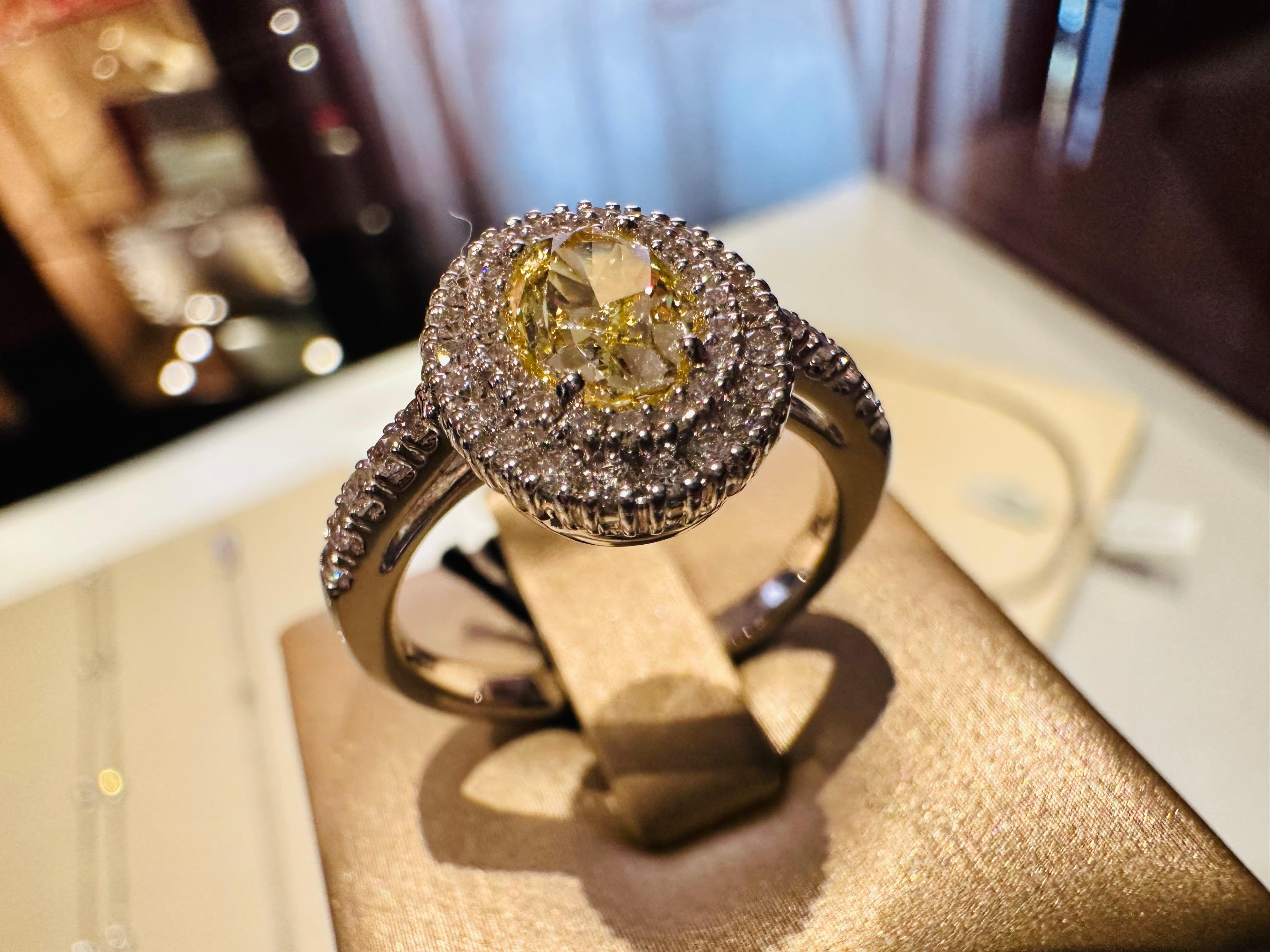 Anello in Oro Bianco 18 kt con Diamante Fancy 0.80 ct e Diamanti Bianchi For Sale 3