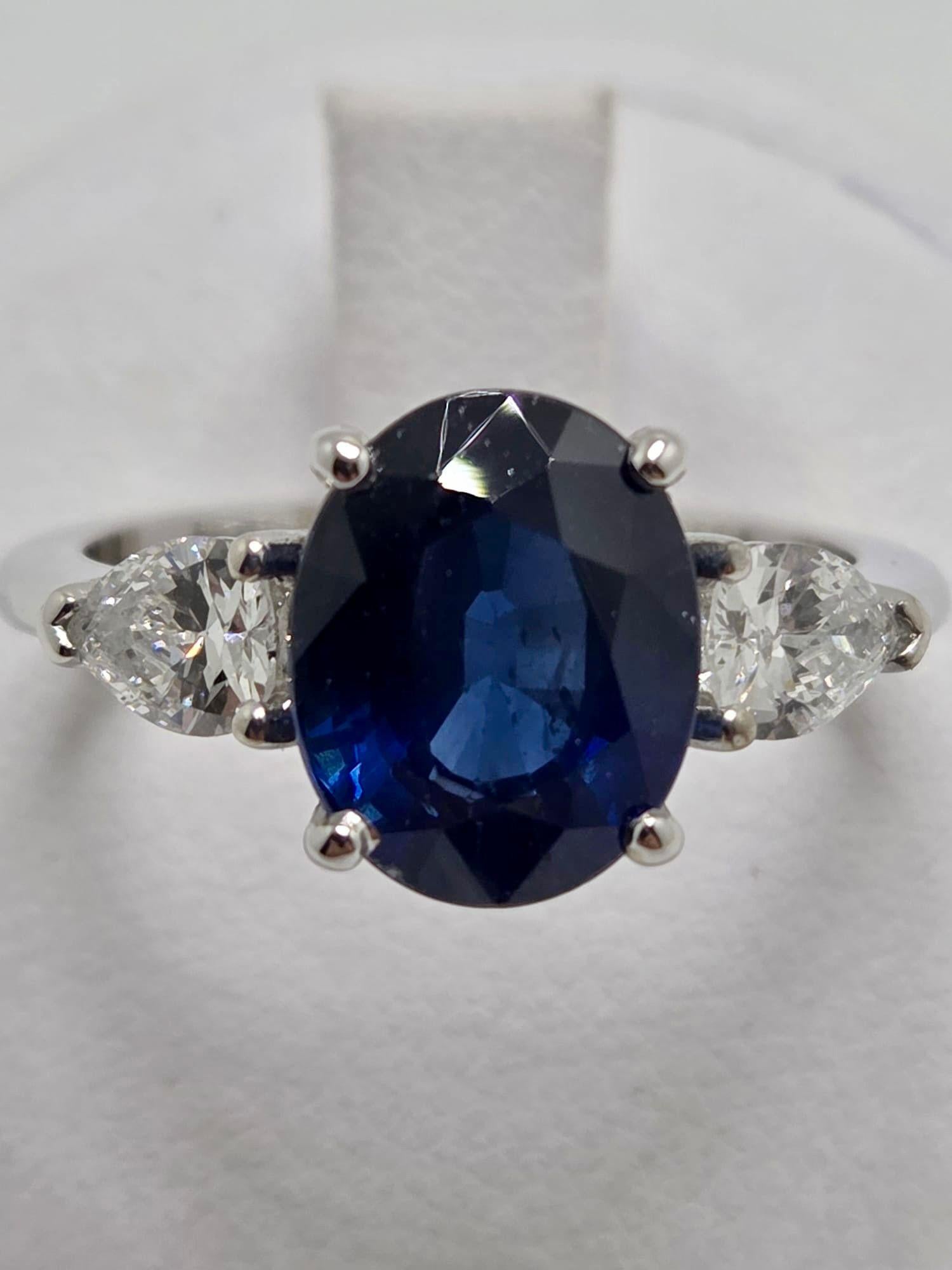 Anello in Oro Bianco 18 kt con Zaffiro Blu 3, 80 ct e Diamanti Goccia 0, 70 ct in vendita 4