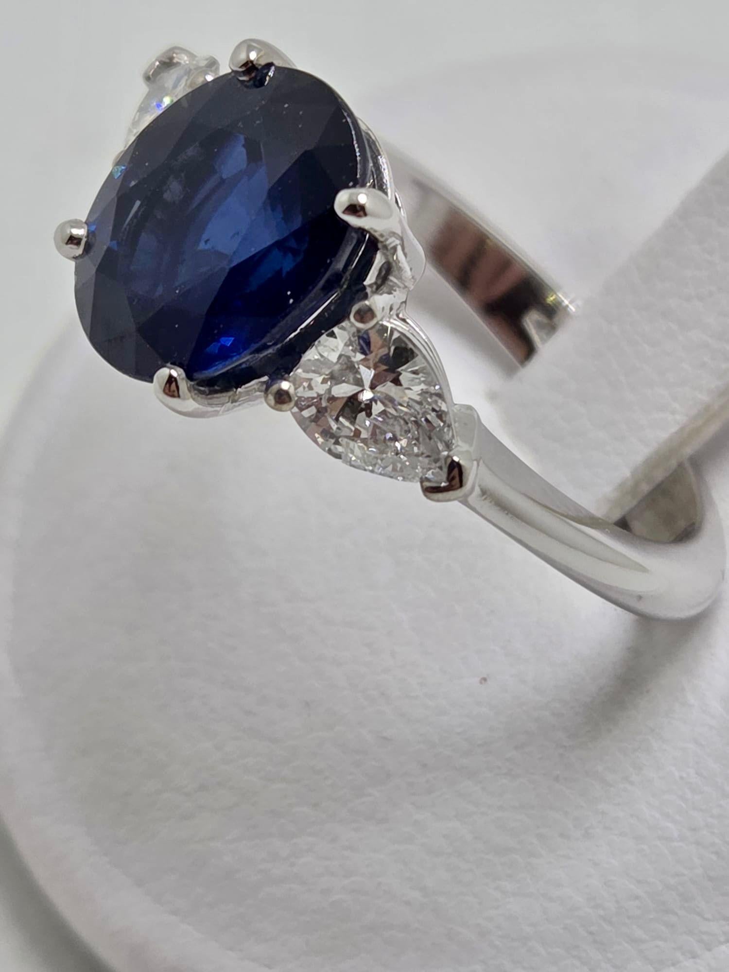 Oval Cut Anello in Oro Bianco 18 kt con Zaffiro Blu 3, 80 ct e Diamanti Goccia 0, 70 ct in vendita