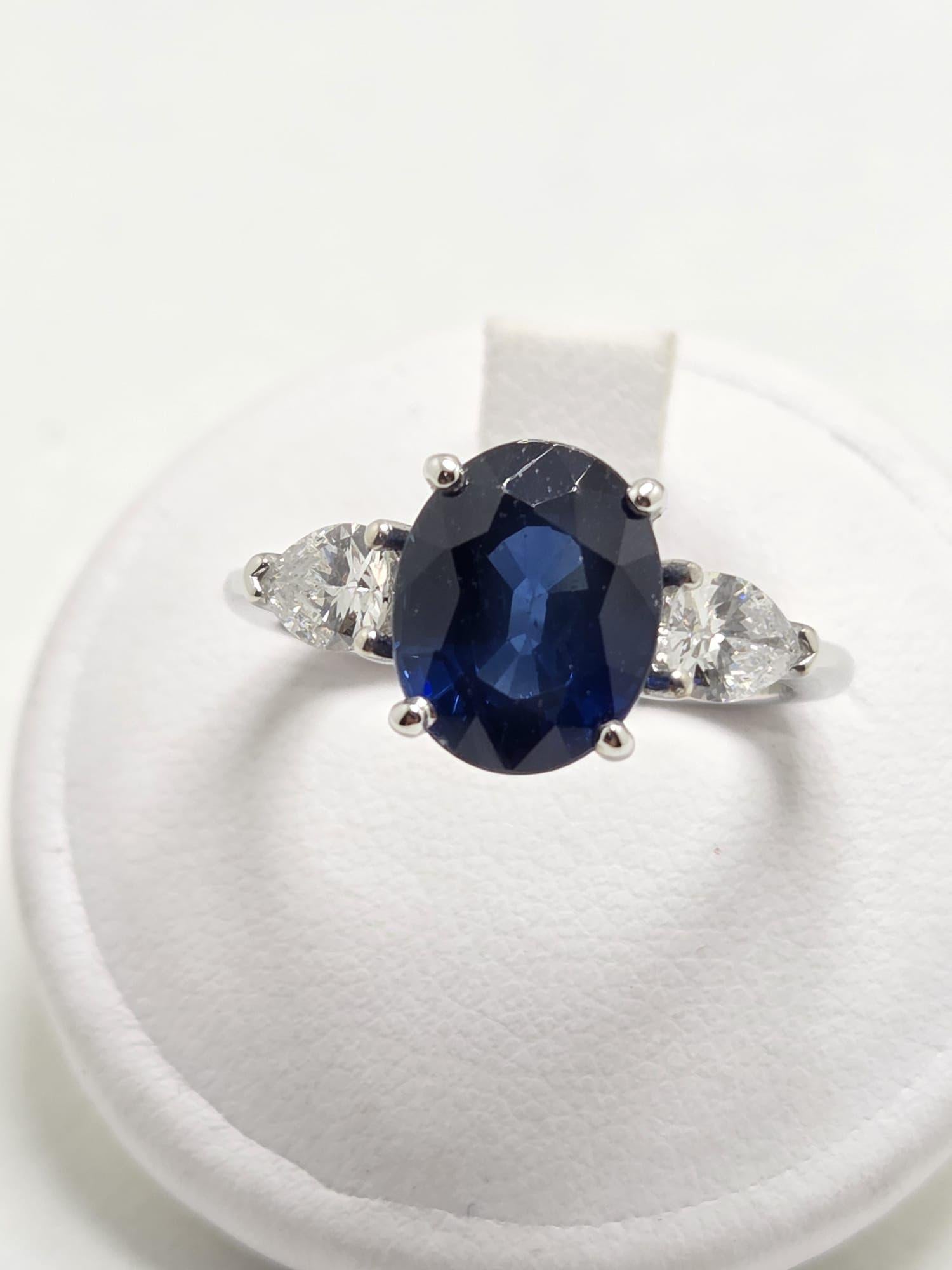 Donna Anello in Oro Bianco 18 kt con Zaffiro Blu 3, 80 ct e Diamanti Goccia 0, 70 ct in vendita