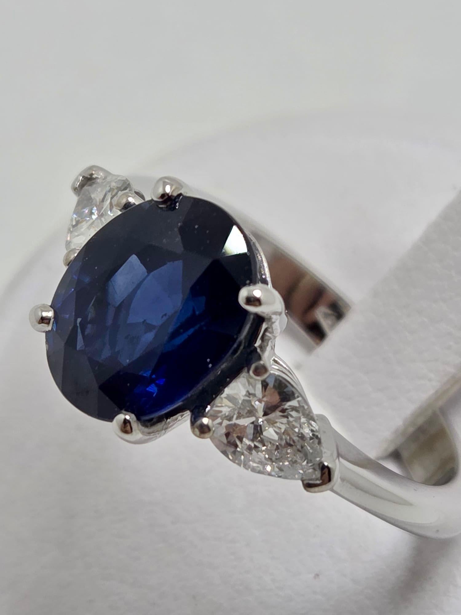 Anello in Oro Bianco 18 kt con Zaffiro Blu 3, 80 ct e Diamanti Goccia 0, 70 ct in vendita 1